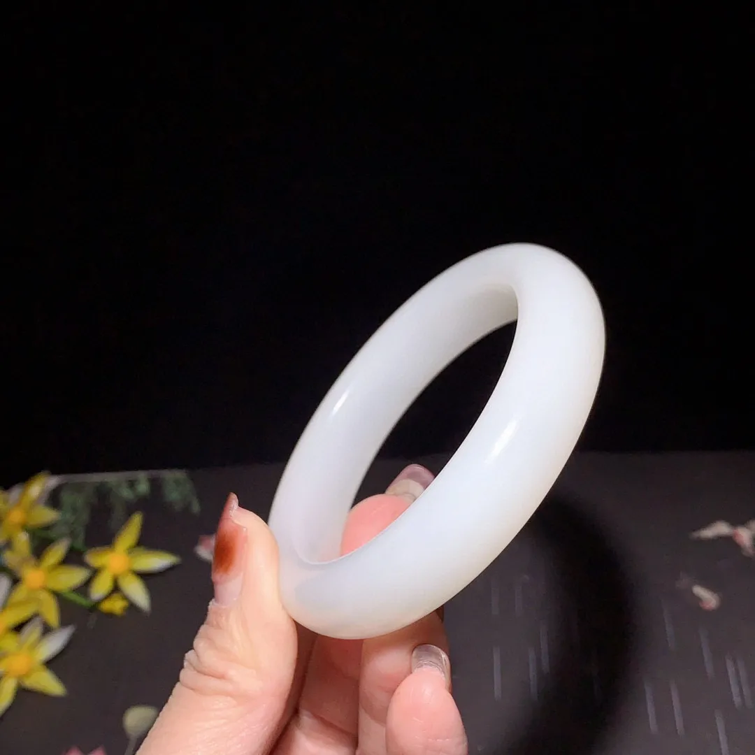 收藏款，和田玉56圈口羊脂白玉宽版手镯！圈口56宽14.5厚9.8重71.8克，玉质细腻油润 底色纯净 无裂无杂 脂粉好，品质好！