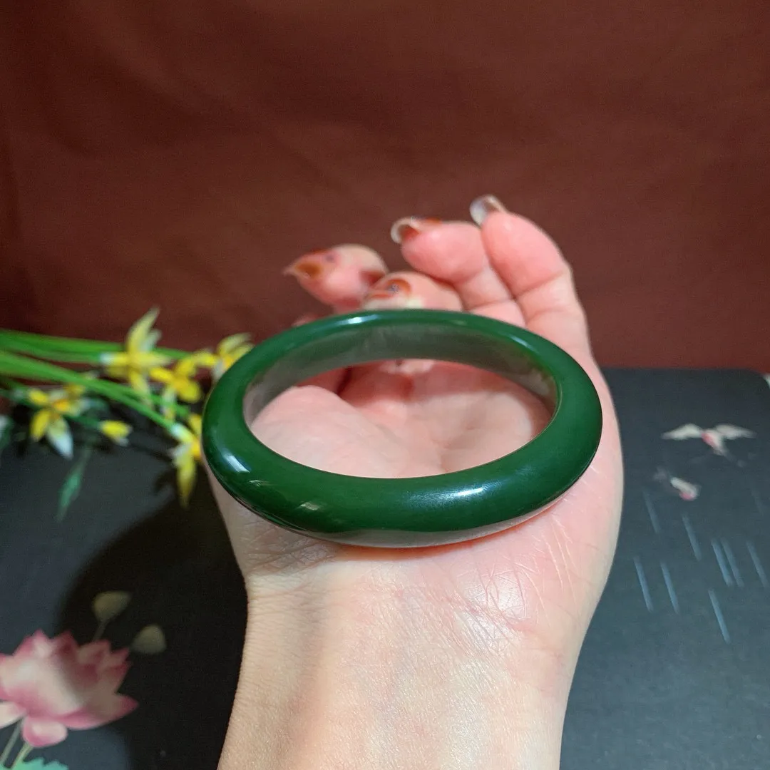 和田玉55圈口菠菜绿碧玉手镯，玉质细腻油润 底色纯净 无裂无杂 脂粉好，品质高