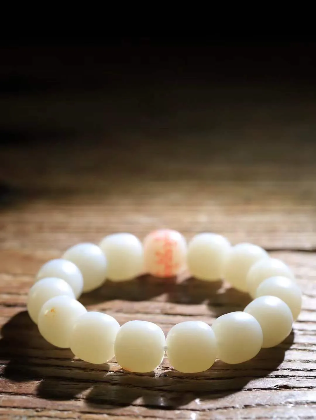 （老型珠.手串）

新疆和田籽料老型珠手串，也可做手持，玉质细腻油润 饱满光滑 质朴无华，悠远简单，人心境界远，百世修炼深，心灵常驻善意持，觉悟人生百世修。重85克    尺寸取一14-15mm    541102701L