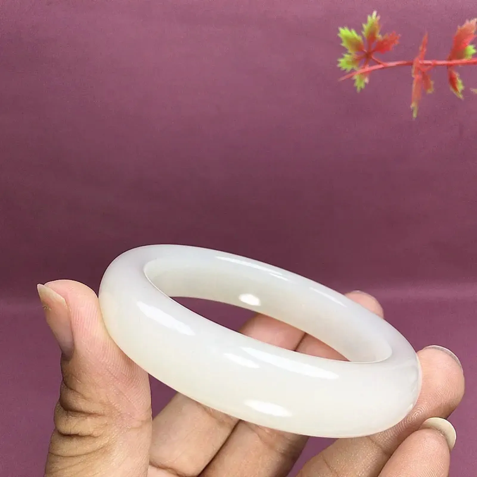 和田玉51圈口羊脂白手镯，玉质细腻油润 底色纯净 无裂无杂 脂粉好，品质好