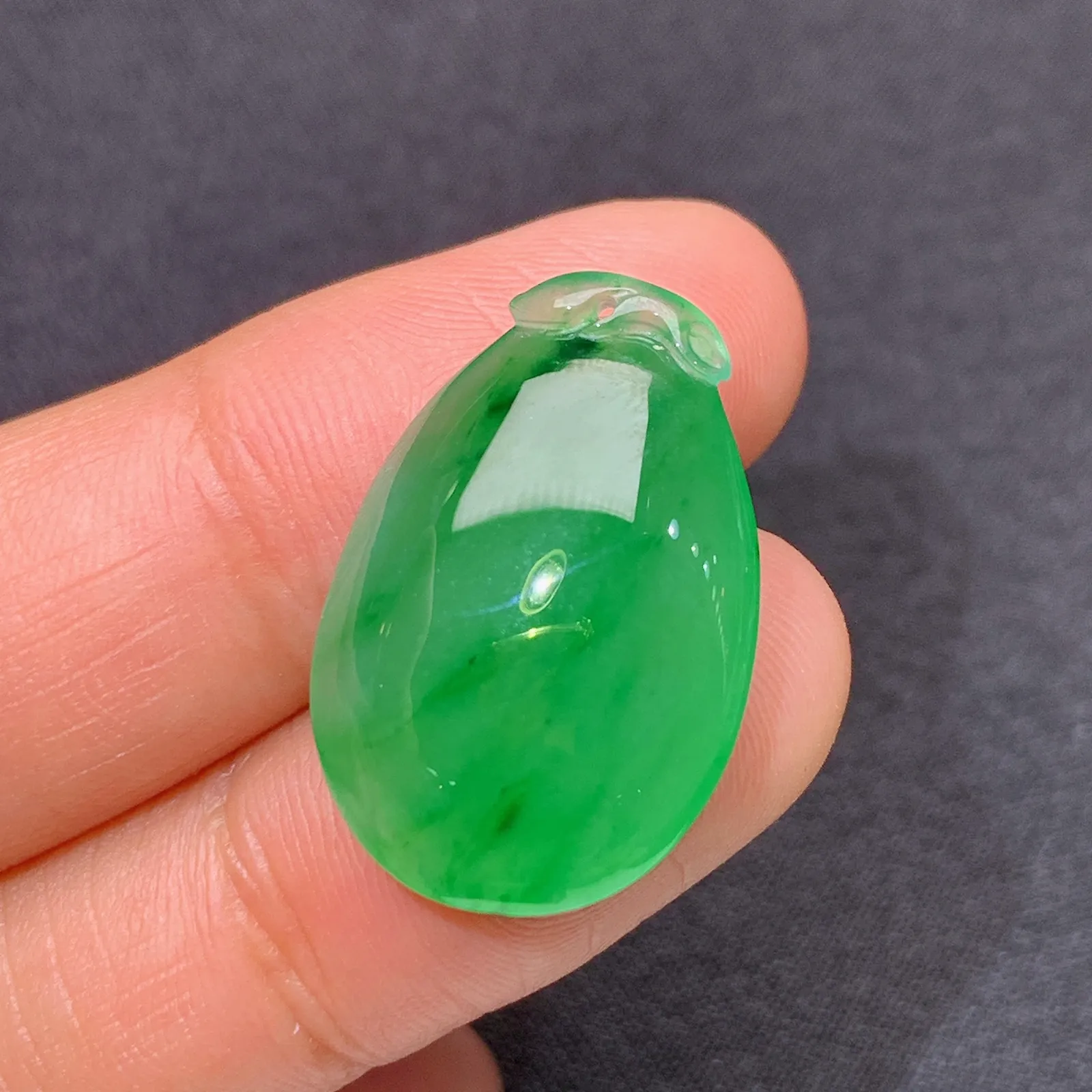 冰种辣绿福瓜，冰润润阳，玉质细腻，种水足 尺寸23*15.3*6.2