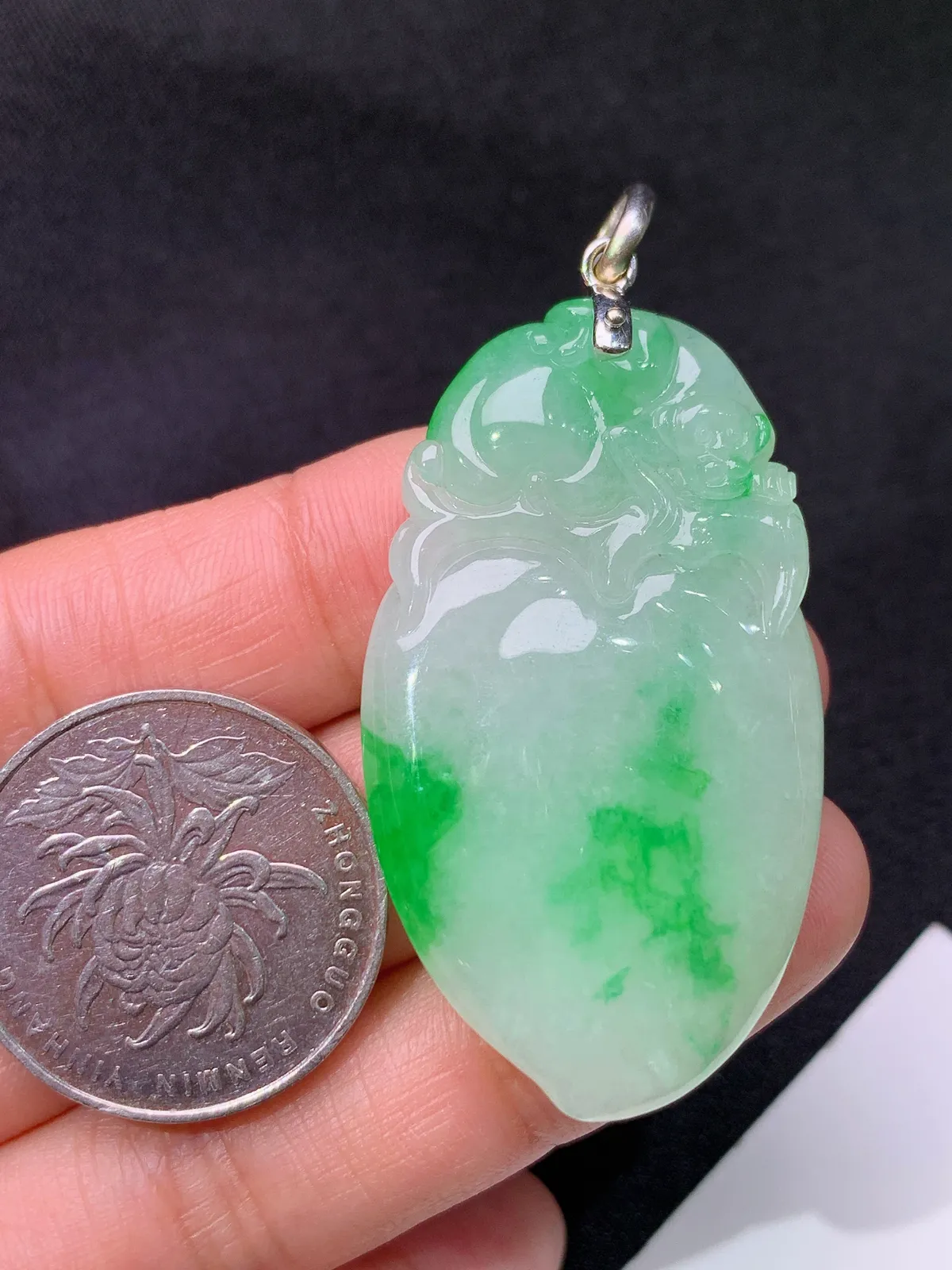 飘绿灵猴献瑞吊坠，18k金镶嵌，冰润色阳，玉质细腻，种水足 zha尺寸45.5*26.1*6