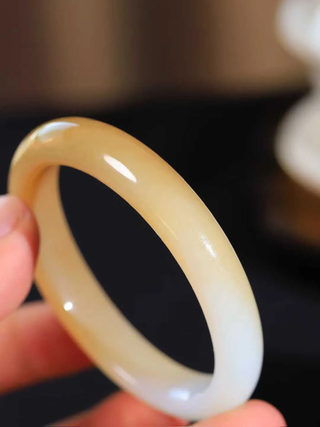 【贵妃镯.玉腕清响】    

精品和田玉糖白玉贵妃镯，玉质温润细腻 油性十足 相传杨贵妃十分喜爱椭圆形态手镯，后人称其为贵妃镯。因其形与人手腕形相吻合，佩戴更服帖，别具妩媚风格。
重38克   内径53-46.5mm尺寸11.5-7.3mm   fDL-101101916