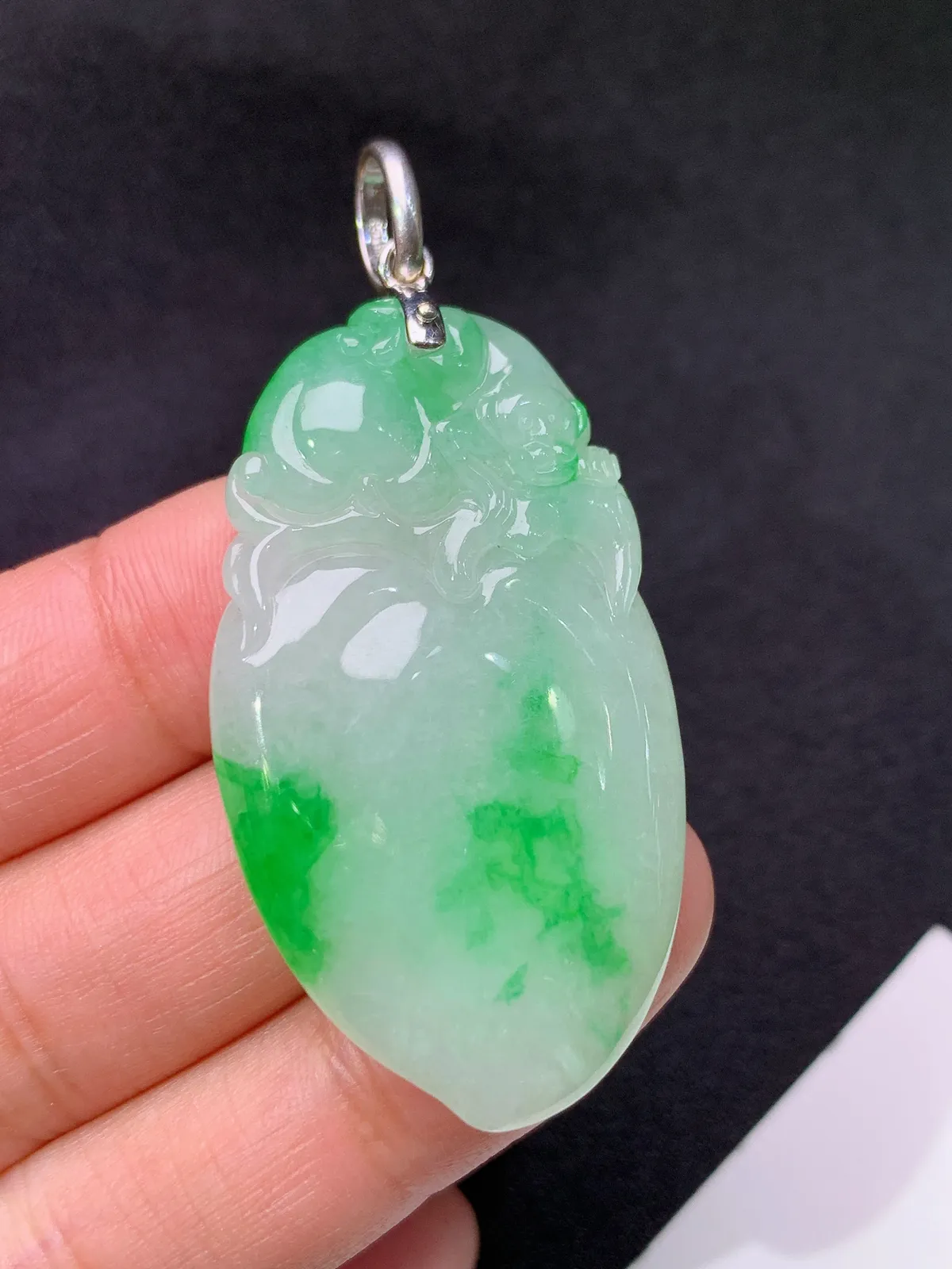 飘绿灵猴献瑞吊坠，18k金镶嵌，冰润色阳，玉质细腻，种水足 zha尺寸45.5*26.1*6