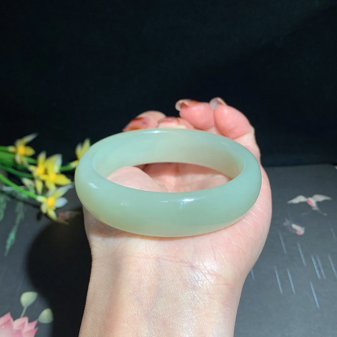 和田玉55.5圈晴水色手镯！清水色！玉质细腻油润 底色纯净  无裂无杂 脂粉好，品质高