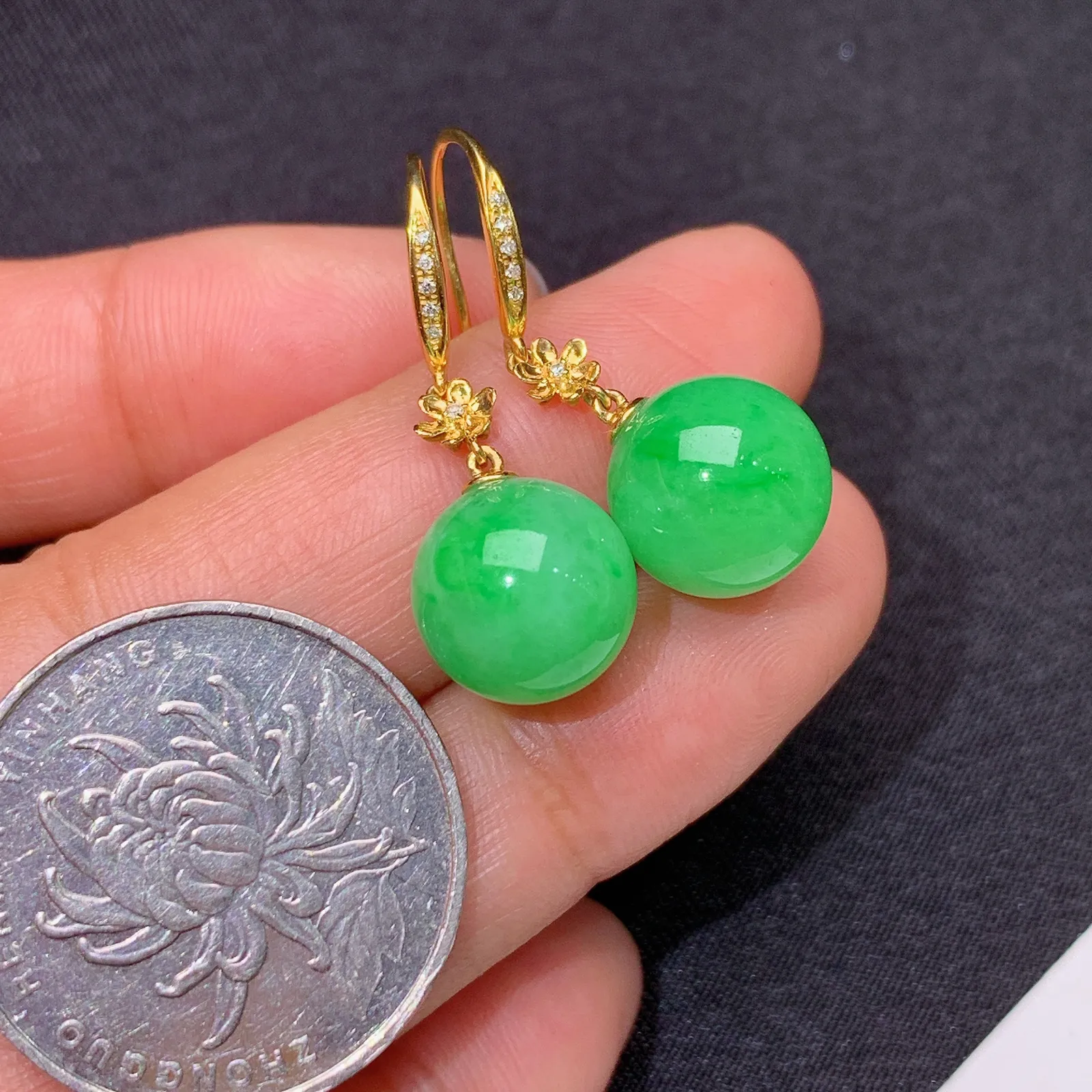 翠绿圆珠耳坠，款式优雅，18k金镶嵌，冰润色阳，玉质细腻，种水足 直径10.7