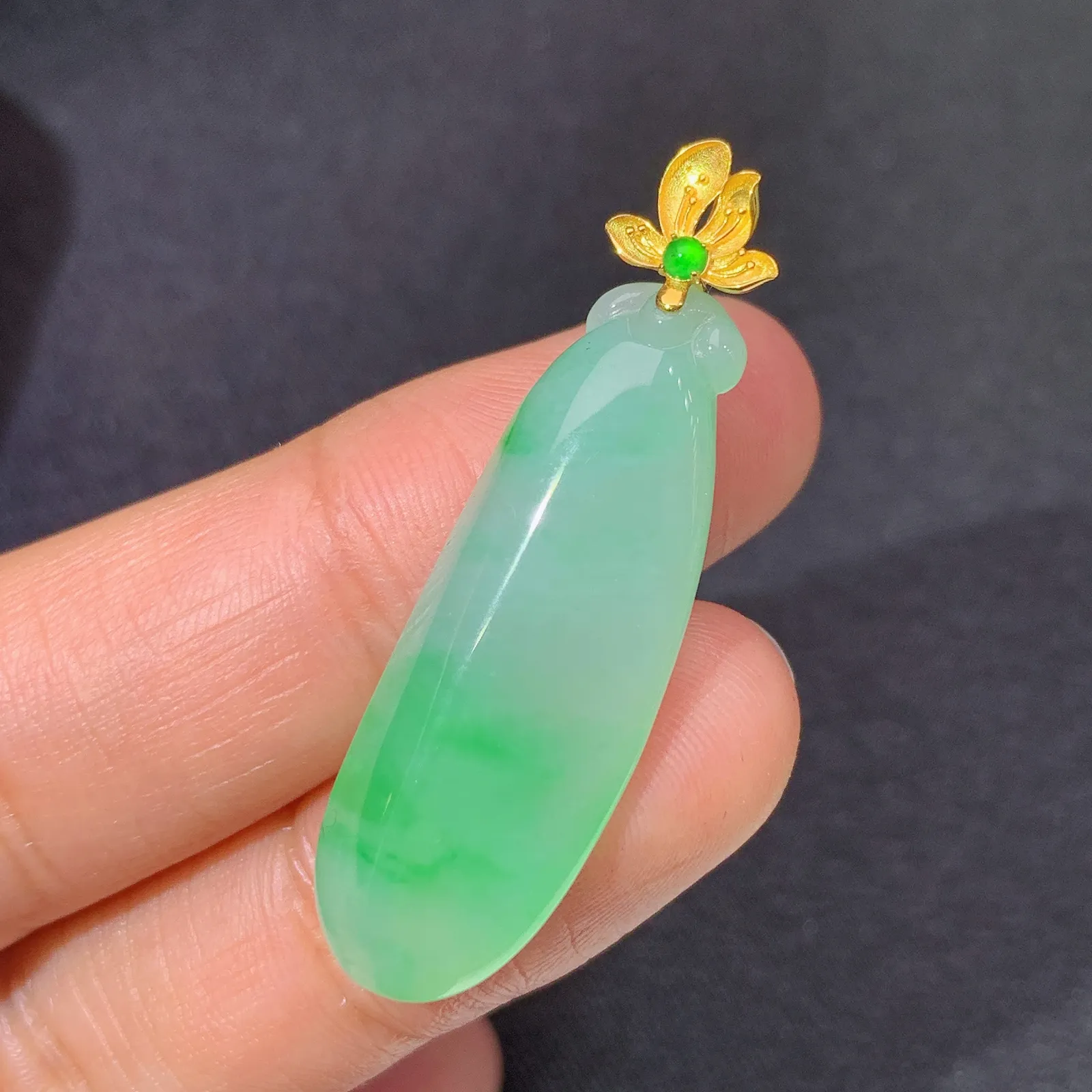 冰飘绿福瓜吊坠，18k金镶嵌，冰润色阳，玉质细腻，种水足 尺寸38.7*11.4*4.9