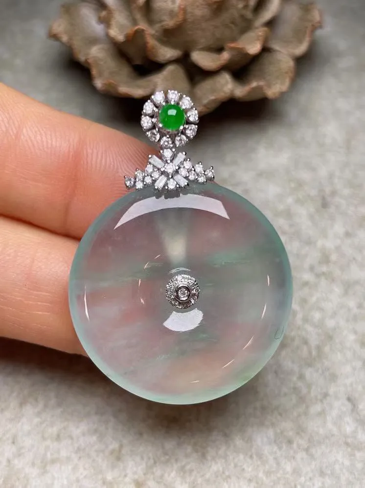 冰种飘绿平安扣吊坠、真金真钻镶嵌，种水好，玉质细腻 .裸石尺寸 26.9.