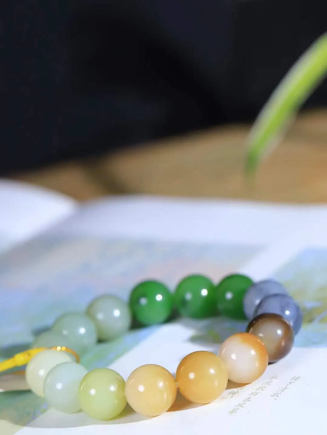 【多宝手串】

精选和田玉多宝手串，每一颗玉石都凝聚自然的灵气与岁月的沉淀，寓意福禄寿喜，守护您的平