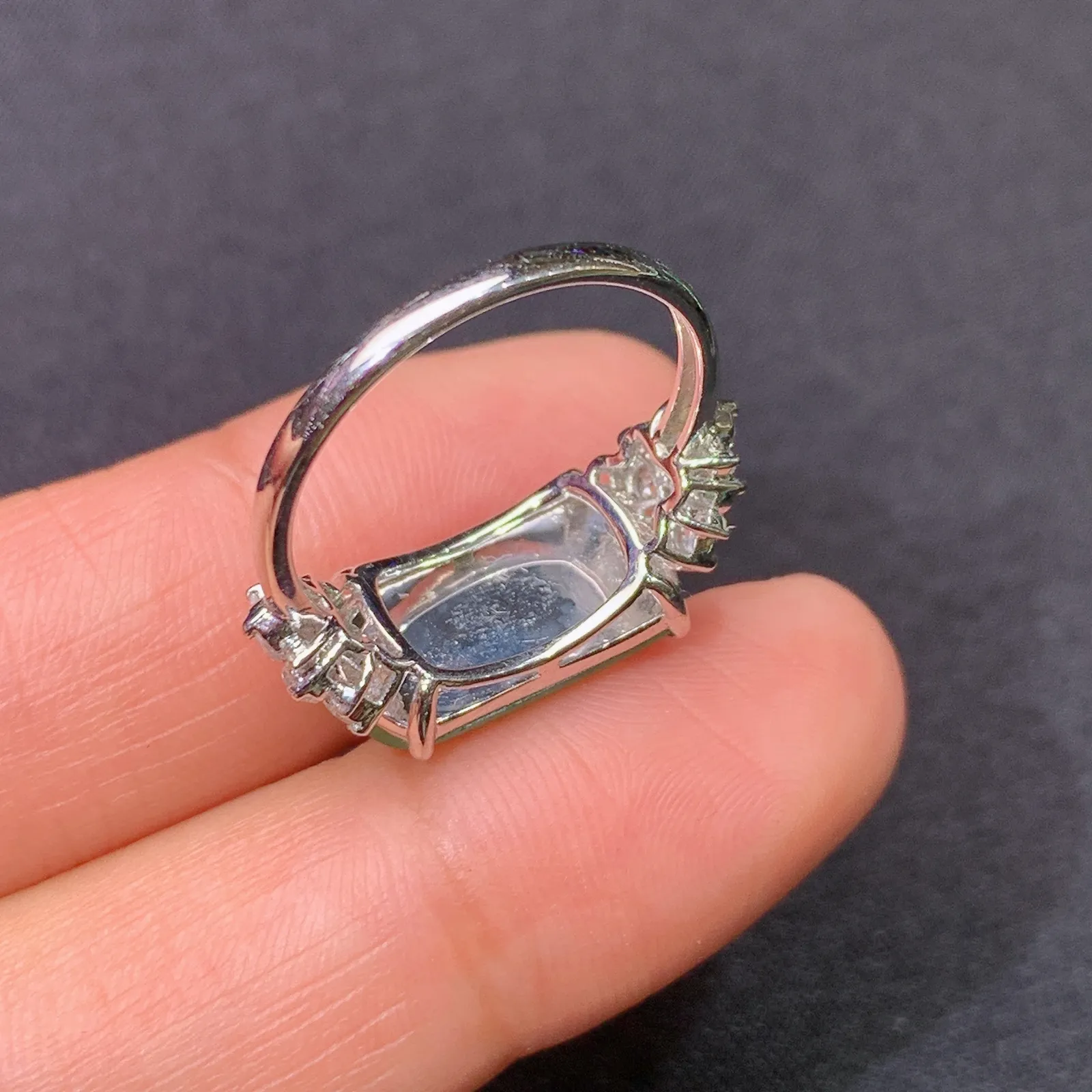 阳绿马鞍戒指，款式优雅大气，18k金镶嵌，冰润色阳，种水足 圈口15 裸石13.9*7.1*3