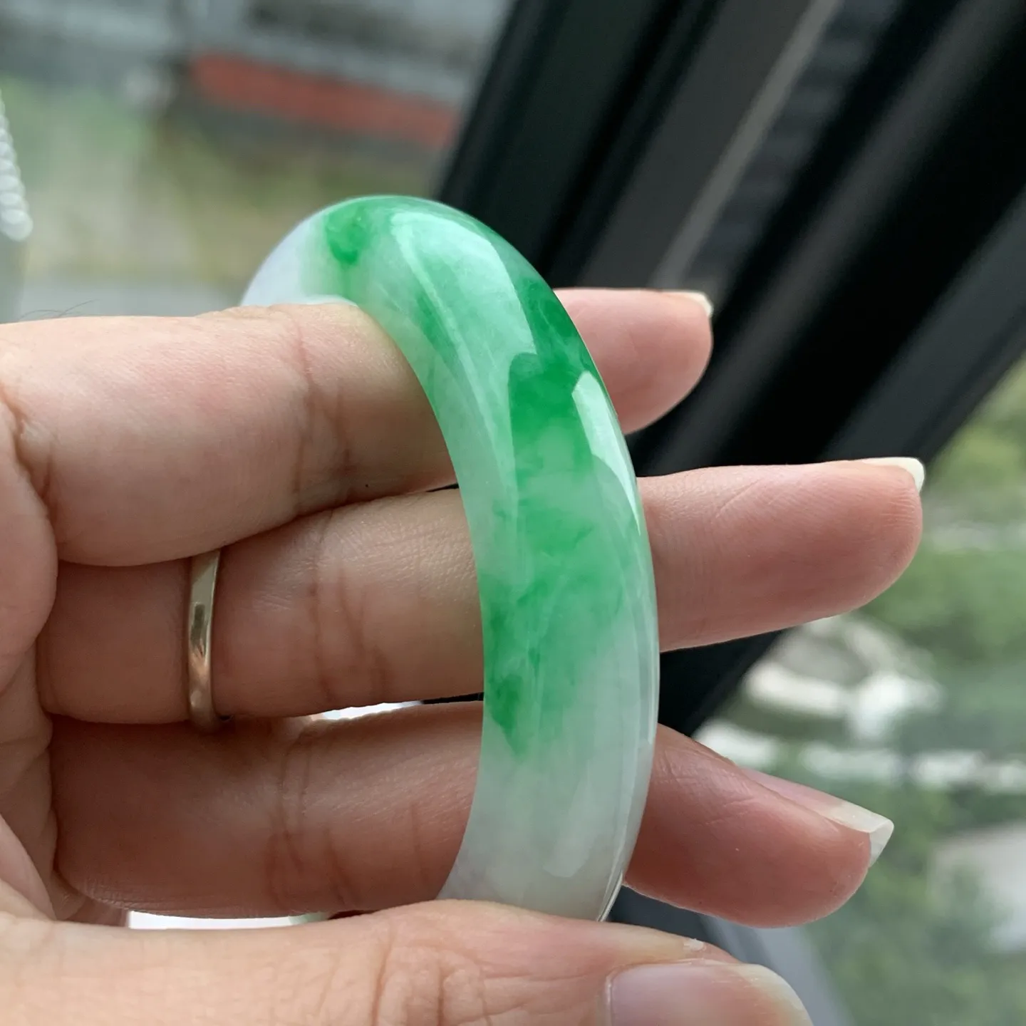 正圈帝王绿 微皮纹 尺寸:54.5/12.7/9  种色俱佳 色很好