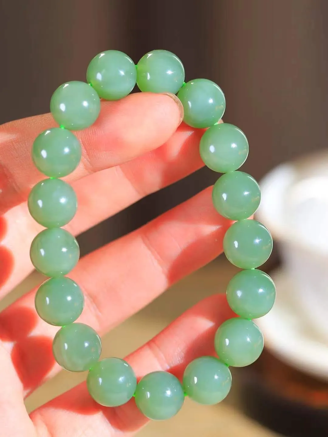 【珠圆玉润.手串】

精品和田玉碧玉珠圆玉润手串 玉质温润细腻  整串打磨圆润，佩戴舒适。珠珠落玉盘，间关莺语花底滑，一生美好时光，无论身在何处，都有它相伴相守。事事顺遂，幸福美满，吉祥如意。重46.1克   尺寸取一11.9mm   FDL-311142786