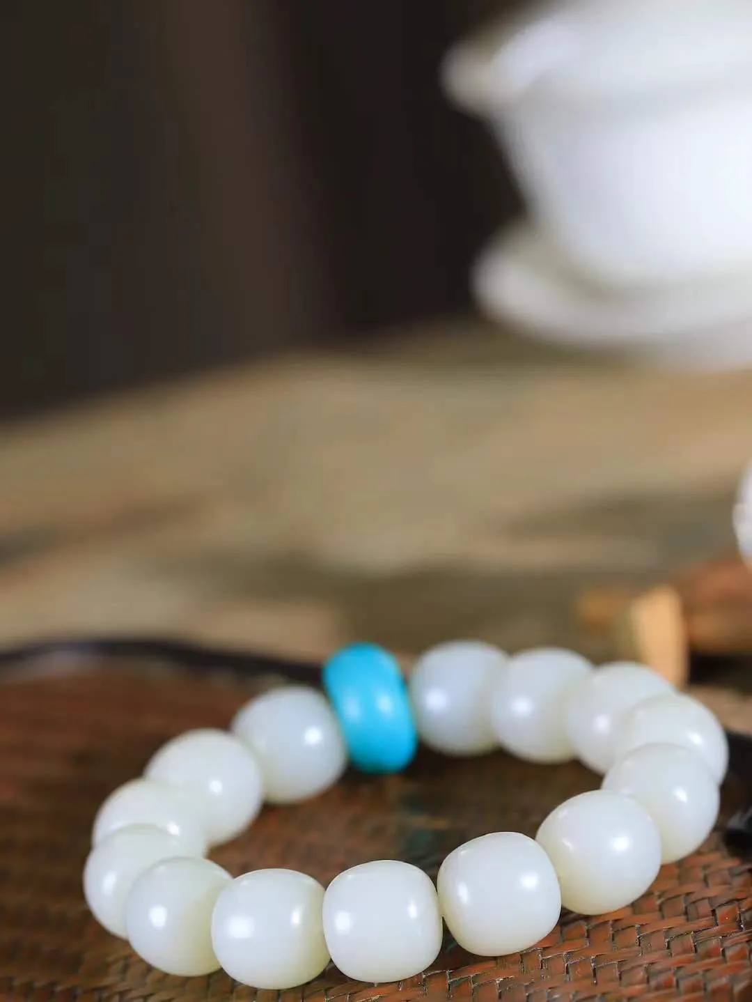 （老型珠.手串）

新疆和田籽料老型珠手串，玉质细腻油润 饱满光滑 质朴无华，悠远简单，人心境界远