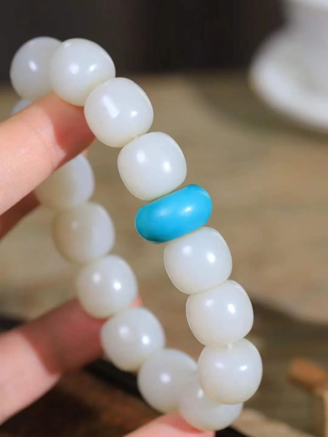 （老型珠.手串）

新疆和田籽料老型珠手串，玉质细腻油润 饱满光滑 质朴无华，悠远简单，人心境界远，百世修炼深，心灵常驻善意持，觉悟人生百世修。重83.8克    尺寸取一14.3-15mm    541102731L