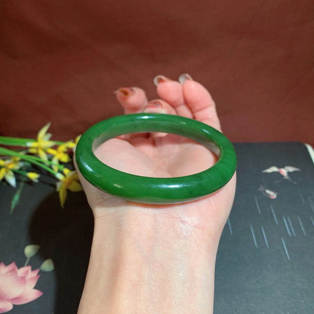 和田玉58.7圈口菠菜绿碧玉手镯！玉质细腻油润 底色纯净 无裂无棉 脂粉好，品质高
