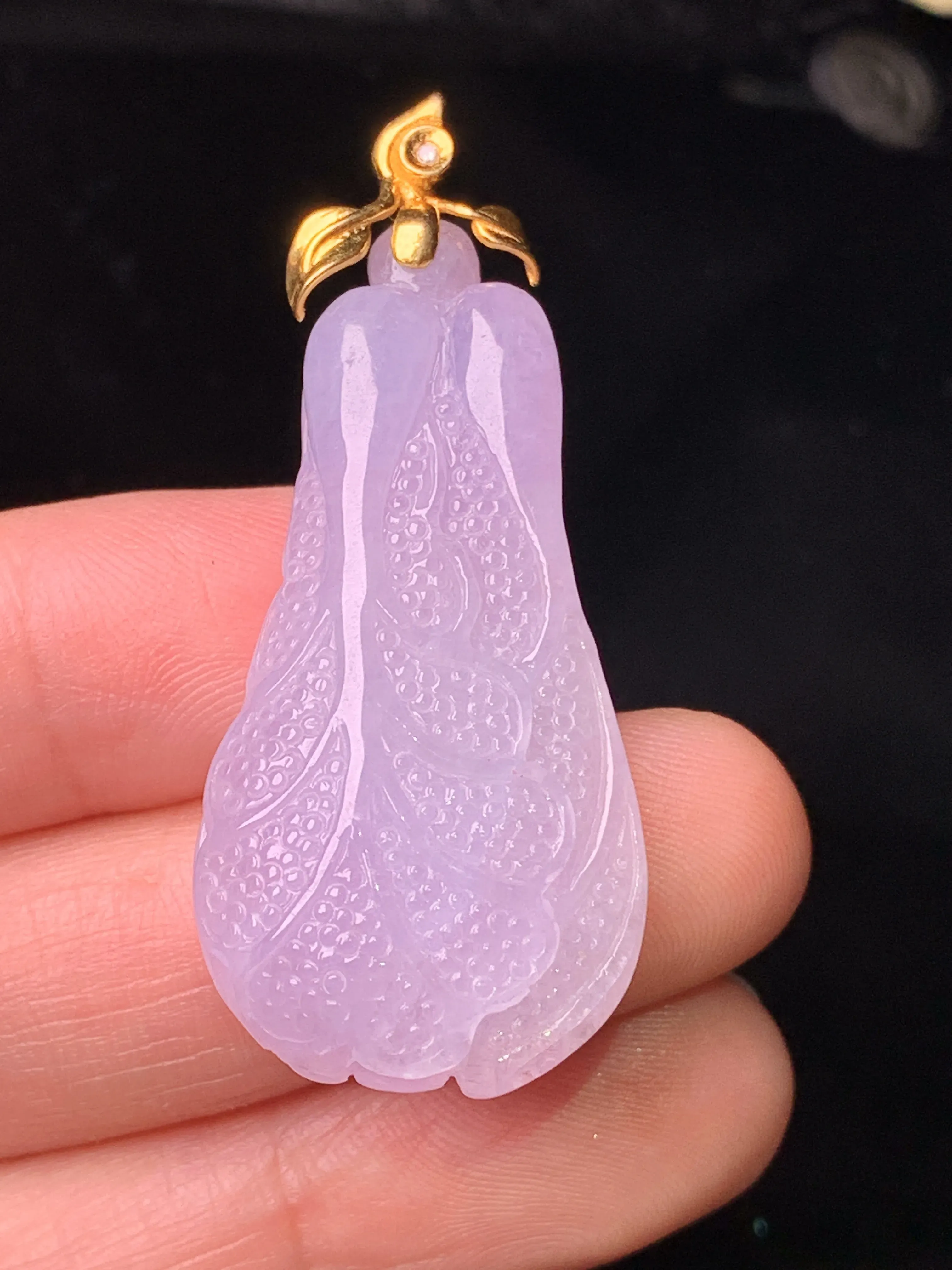 18k金钻镶嵌紫罗兰白菜吊坠 玉质细腻 色泽艳丽清新 整体尺寸45.5*19.2*8.7