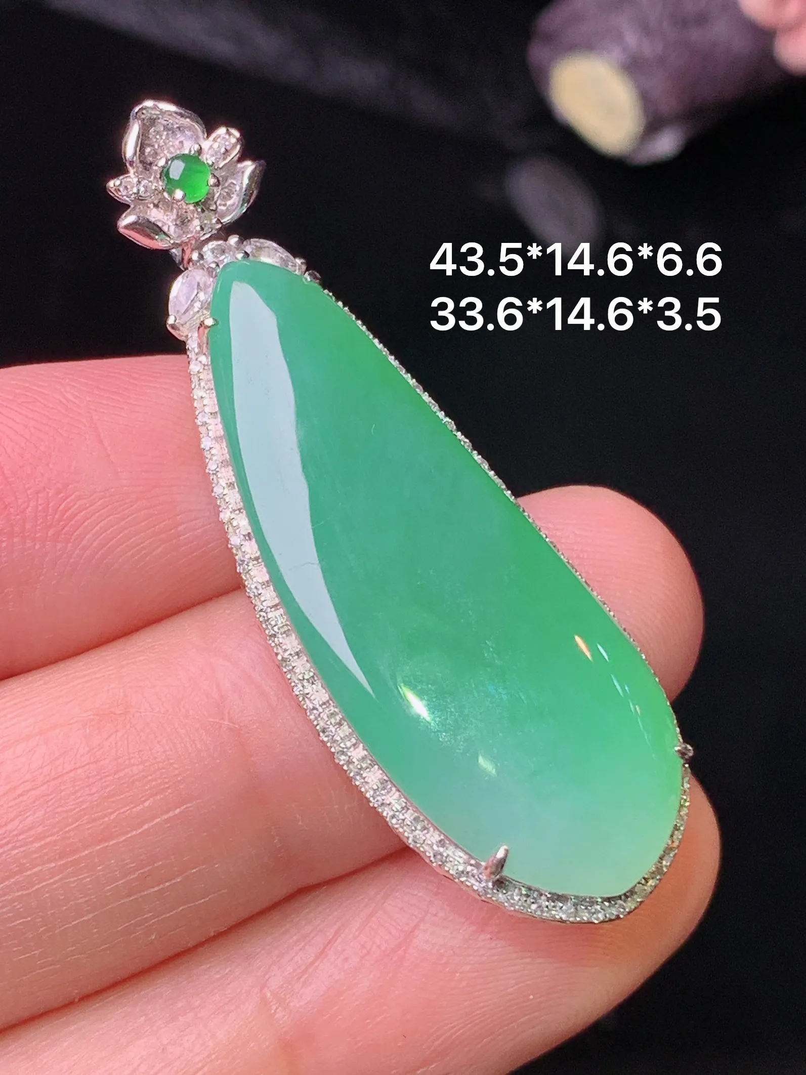 18k金钻镶嵌翠绿福瓜吊坠 玉质细腻 色泽艳丽清新 整体尺寸43.5*14.6*6.6