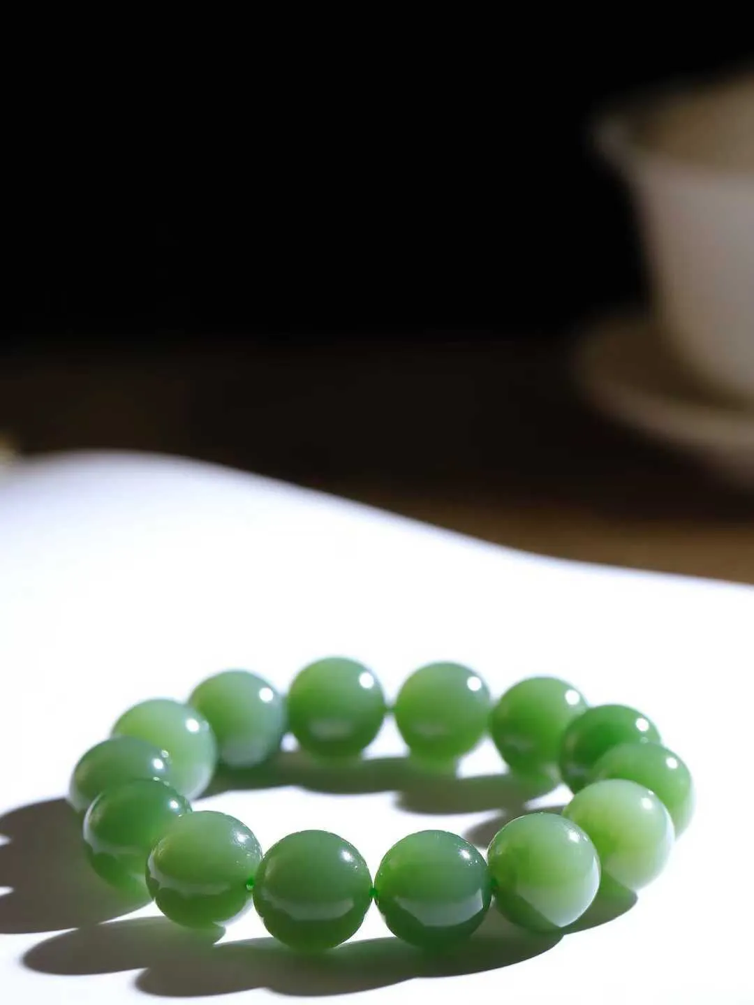 【珠圆玉润.手串】

精品和田玉碧玉珠圆玉润手串 玉质温润细腻  整串打磨圆润，佩戴舒适。珠珠落玉盘，间关莺语花底滑，一生美好时光，无论身在何处，都有它相伴相守。事事顺遂，幸福美满，吉祥如意。重59.2克   尺寸取一13.8mm   FDL-691151900