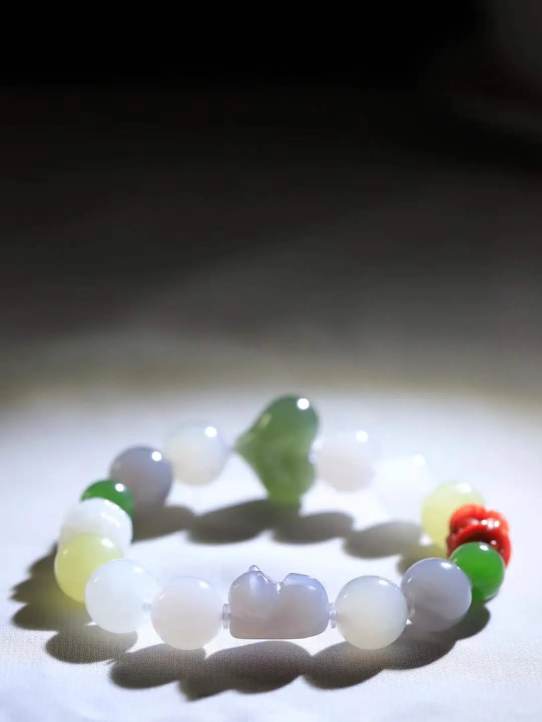 【多宝手串】

货头精选 和田玉多宝圆珠手串，每一颗玉石都凝聚自然的灵气与岁月的沉淀，寓意福禄寿喜，守护您的平安与幸福。佩戴它，感受千年玉文化的温润与优雅。重43克  尺寸取一11.8mm  781102754L