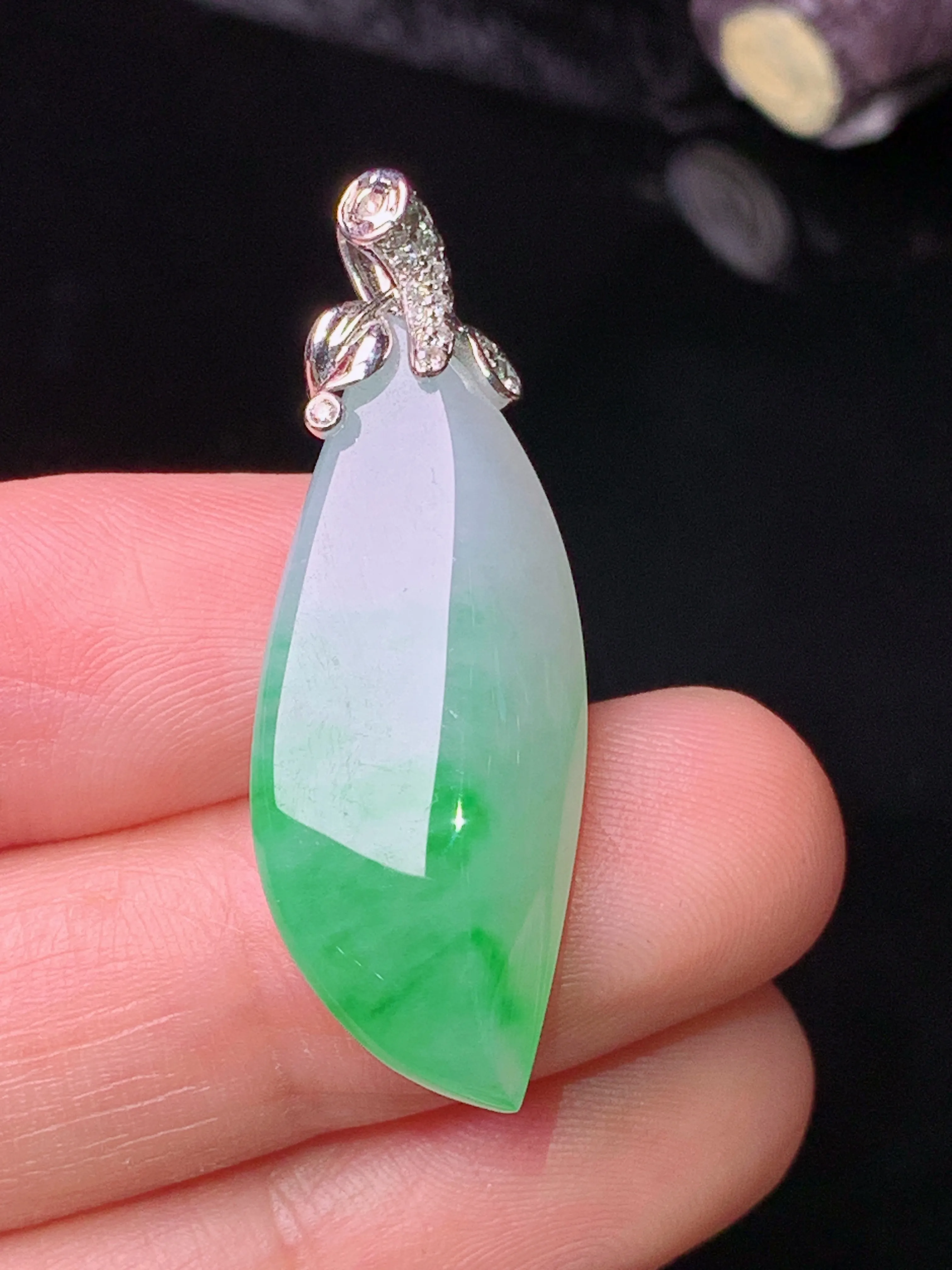 18k金钻镶嵌飘绿随形吊坠 玉质细腻 色泽艳丽清新 整体尺寸35.6*13.3*7.8