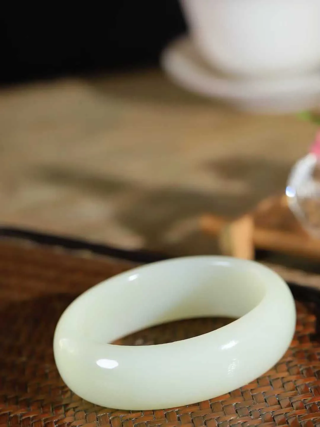 【贵妃镯.玉腕清响】    

精品和田玉贵妃镯，玉质温润细腻 油性十足 相传杨贵妃十分喜爱椭圆形态手镯，后人称其为贵妃镯。因其形与人手腕形相吻合，佩戴更服帖，别具妩媚风格。
重61.5克   内径52-47mm尺寸18.6-7.1mm   fDL-101101916