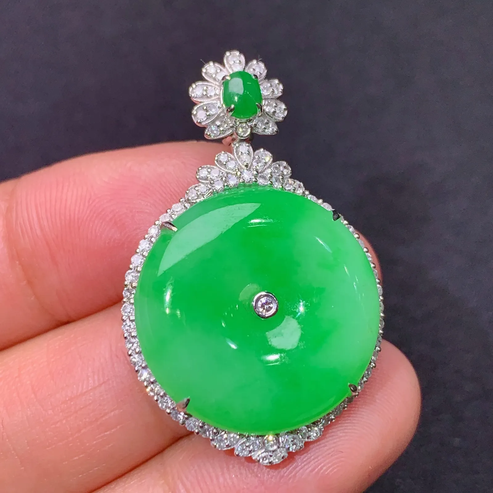 翠绿平安扣吊坠，18k金镶嵌，色泽鲜阳，冰润细腻，种水足 尺寸35*22.6*7.5