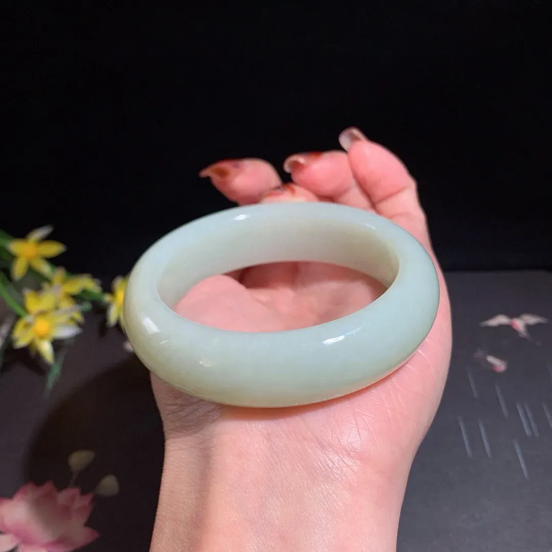 和田玉56圈口青白色手镯！玉质细腻油润 底色纯净 无裂无杂 脂粉好，品质好！