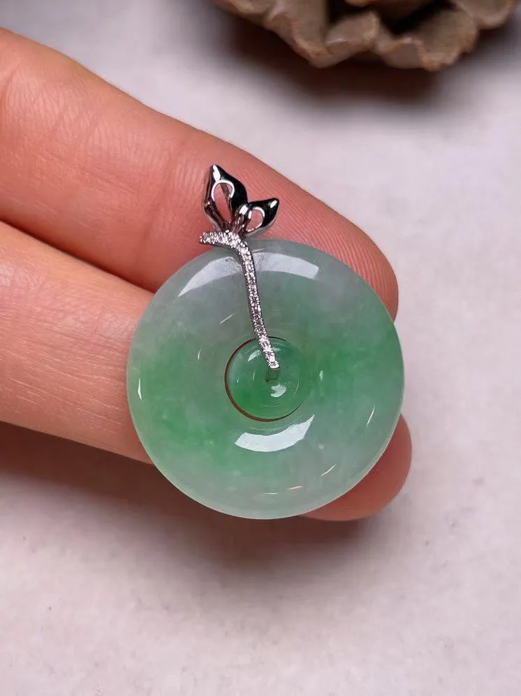 冰糯种飘绿平安扣吊坠、真金真钻镶嵌，种水好，玉质细腻 .裸石尺寸 23.3*3.9