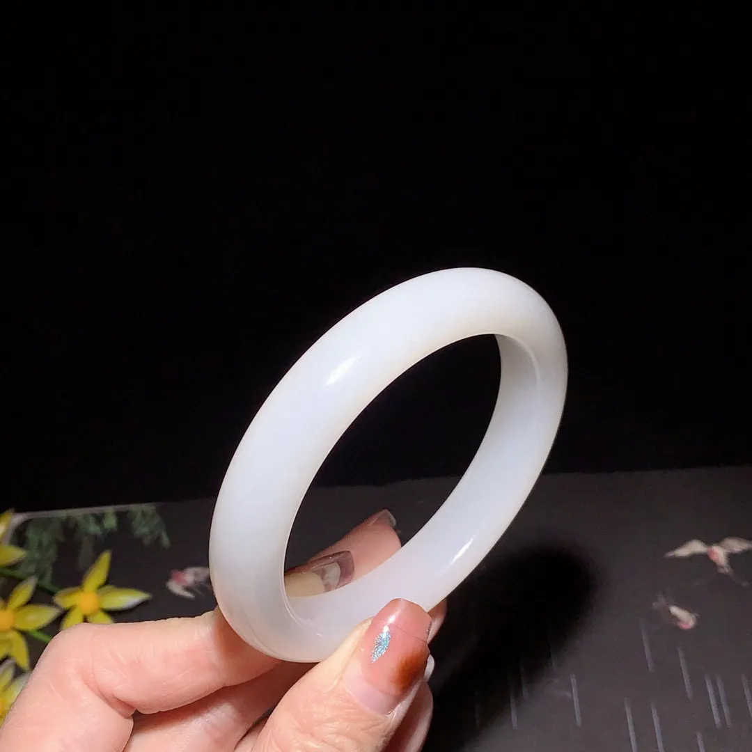 和田玉57.5圈口羊脂白手镯！玉质细腻油润 底色纯净 无裂无杂 脂粉好，品质好！