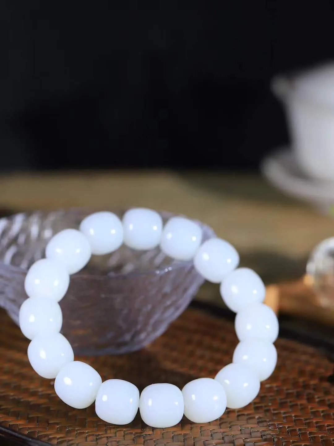 （老型珠.手串）

精品 和田玉白玉老型珠手串，玉质细腻油润 饱满光滑 质朴无华，悠远简单，人心境界远，百世修炼深，心灵常驻善意持，觉悟人生百世修。重74.5克    尺寸取一13.8-14mm    101102600A