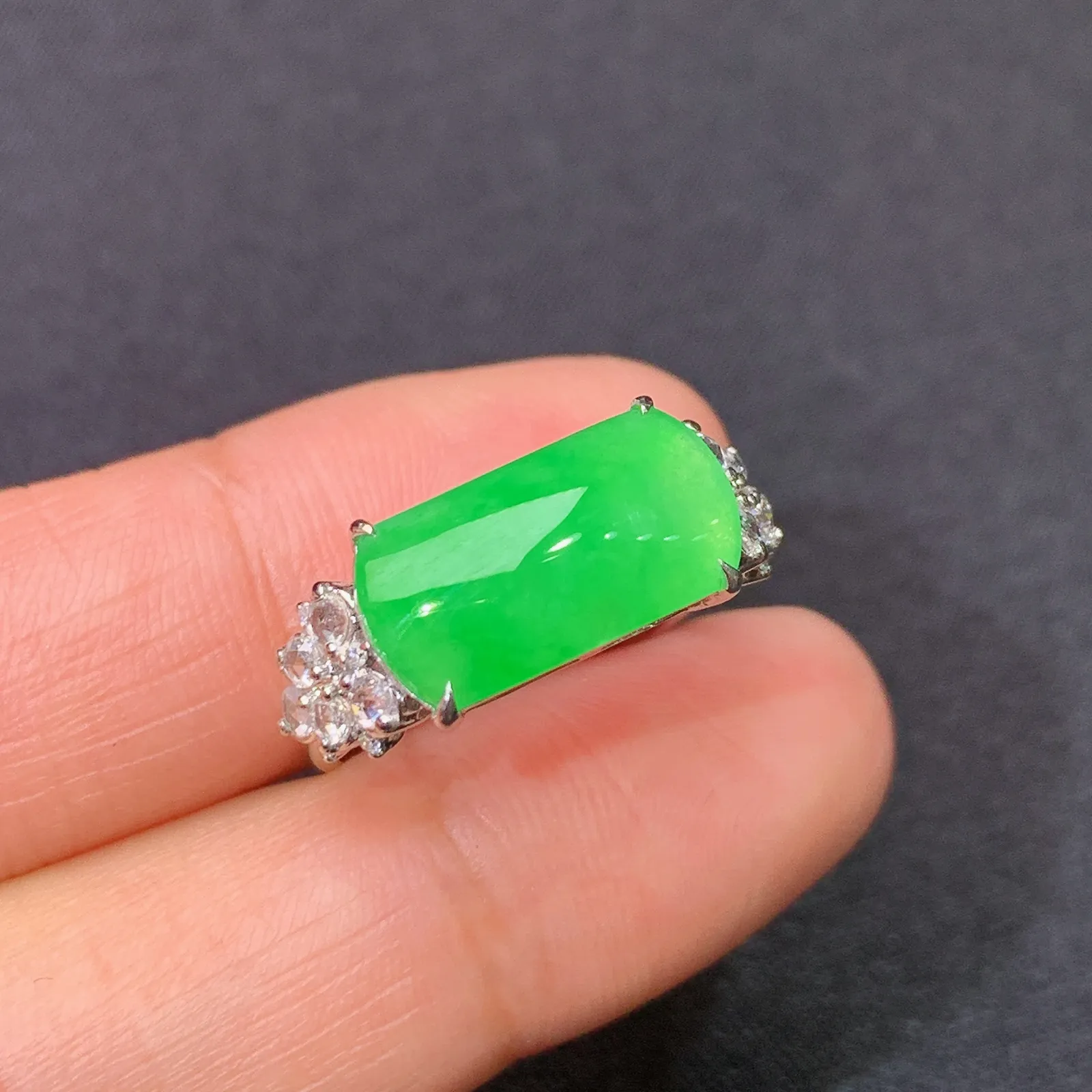 阳绿马鞍戒指，款式优雅大气，18k金镶嵌，冰润色阳，种水足 圈口15 裸石13.9*7.1*3