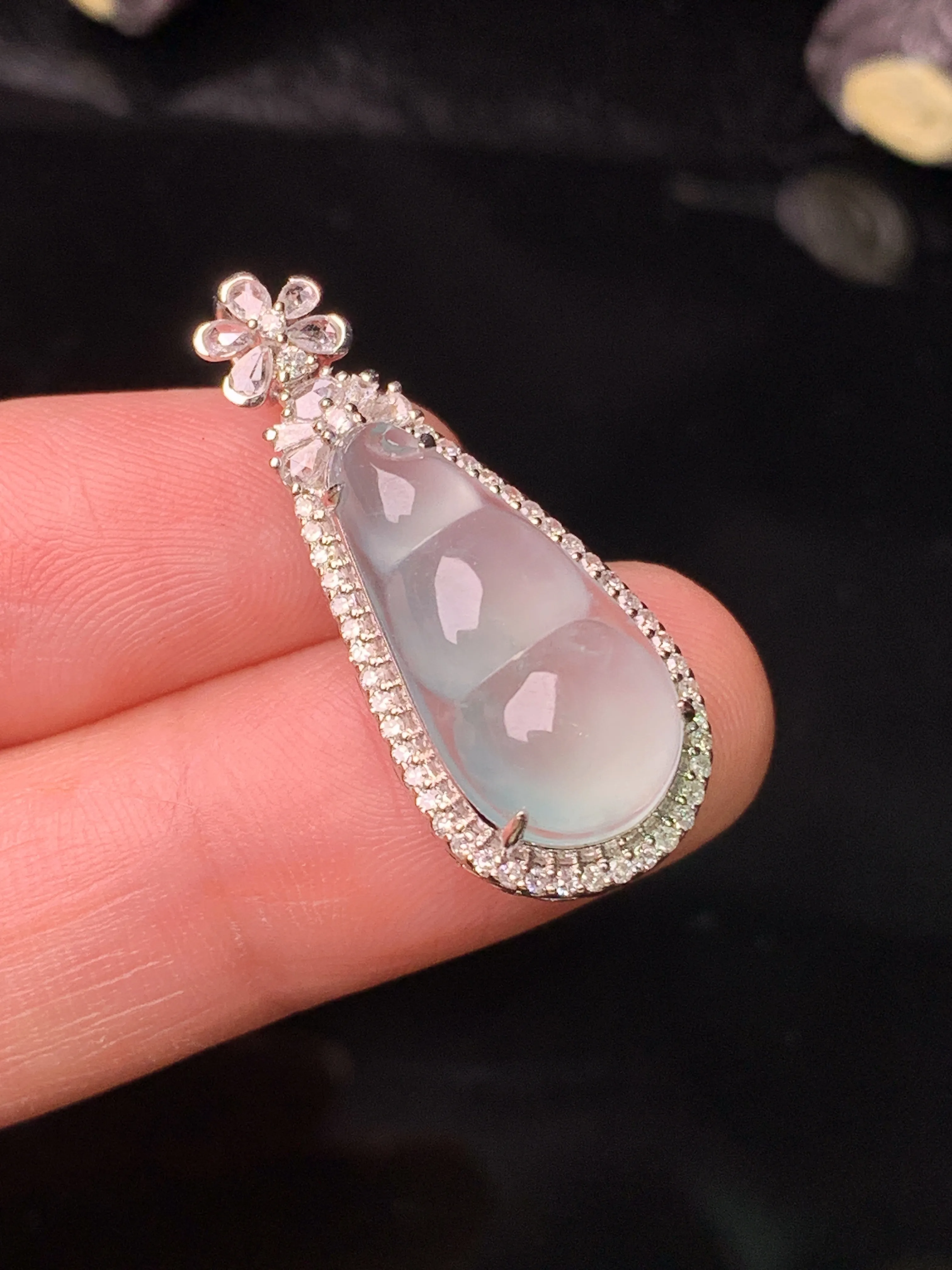 18k金钻镶嵌冰种四季豆吊坠 玉质细腻 色泽艳丽清新 整体尺寸30*12.2*9