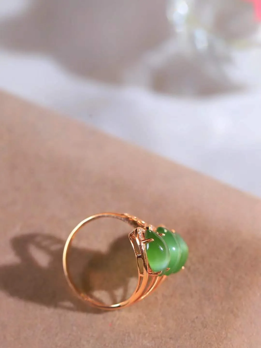 【金镶玉.戒指】

精品和田玉碧玉猫眼18k金戒指 玉质细腻温润 油性十足 ，不论时光如何流转变化，这枚戒指始终闪耀着最初的光芒。精工镶嵌18K金 （保真金 可检测贵金属18K金） 重2.5克 尺寸16.7-18-6mm 231122736A