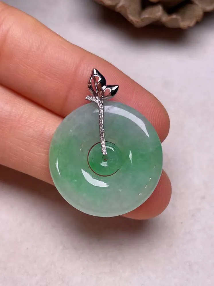 冰糯种飘绿平安扣吊坠、真金真钻镶嵌，种水好，玉质细腻 .裸石尺寸 23.3*3.9