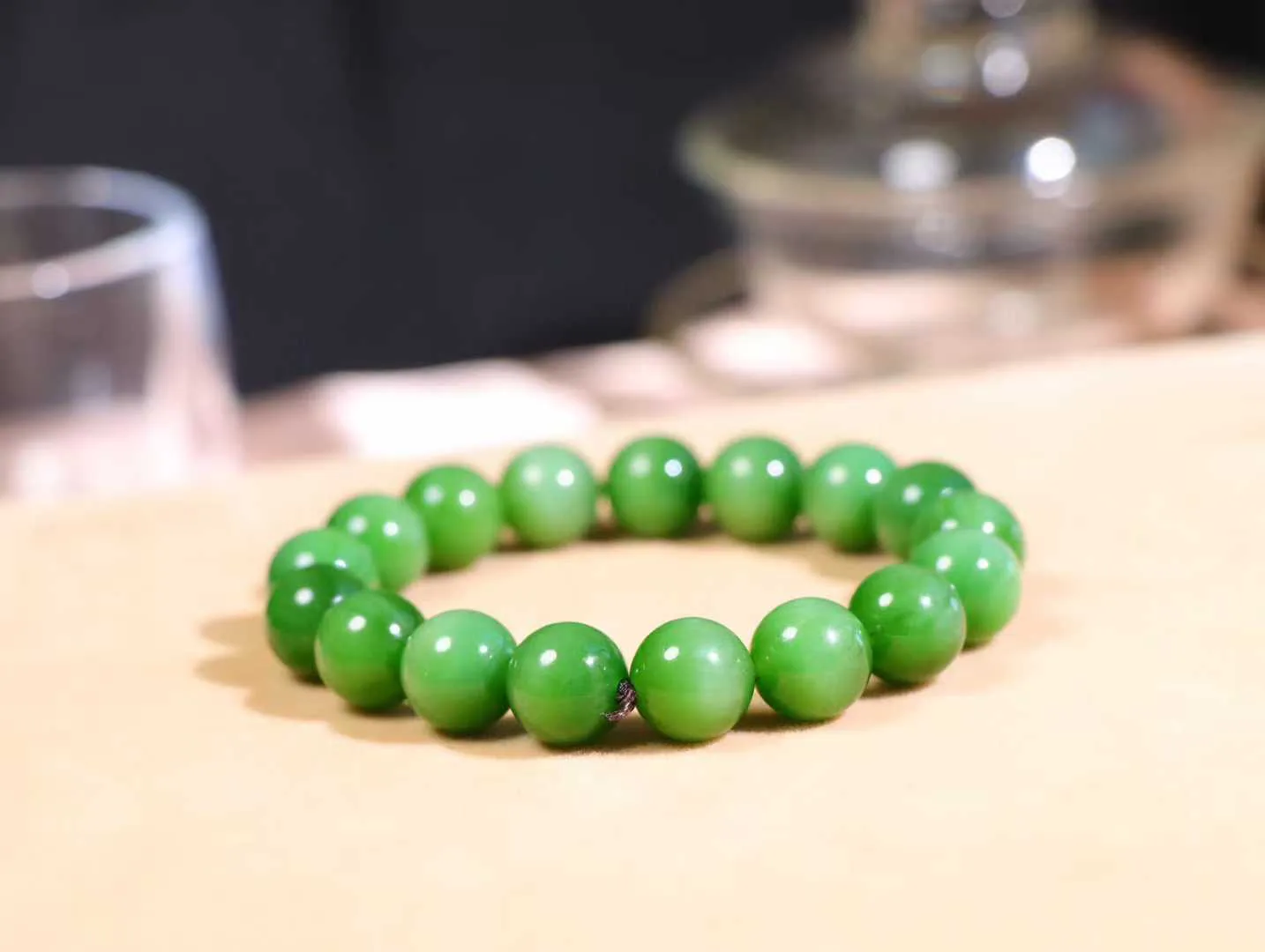 【珠圆玉润】

   精品和田玉碧玉猫眼手串，碧玉老料 带猫眼，玉质温润油润，珠子都散发着温润光泽，沉淀着优雅。佩戴它，感受时光的静谧与从容，彰显不凡品味。
重45.3克  尺寸取一11.8mm  O18822208113