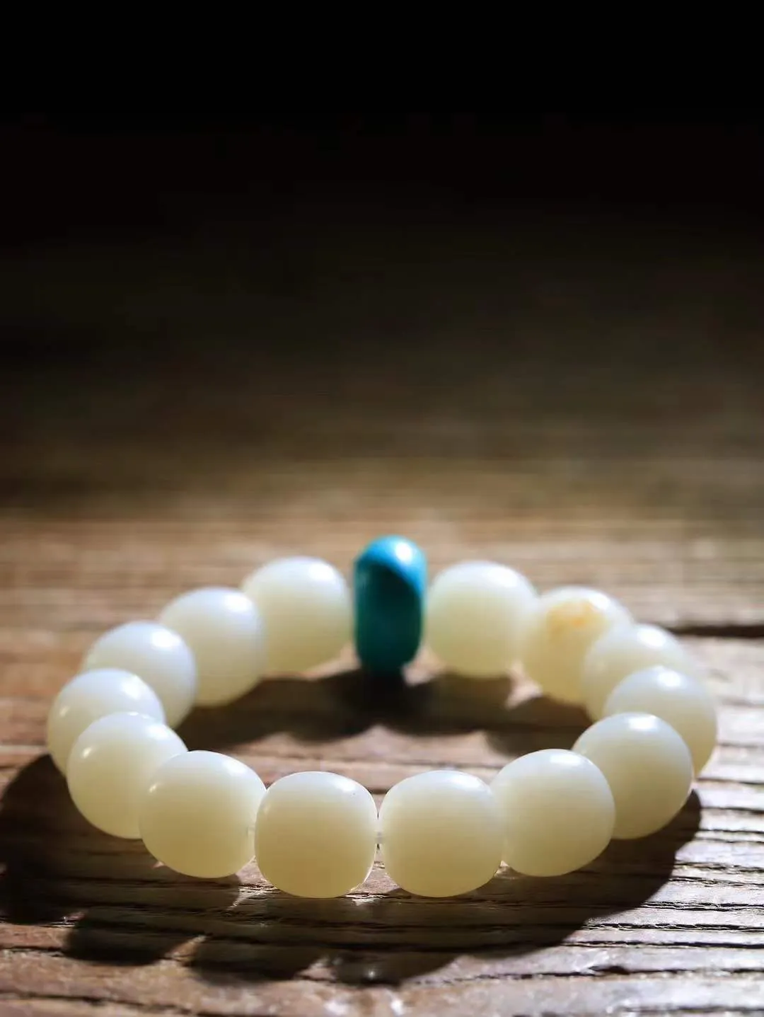 （老型珠.手串）

新疆和田籽料老型珠手串，玉质细腻油润 饱满光滑 质朴无华，悠远简单，人心境界远，百世修炼深，心灵常驻善意持，觉悟人生百世修。重83.8克    尺寸取一14.3-15mm    541102731L