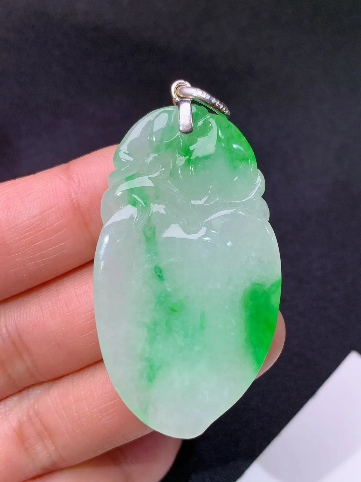 飘绿灵猴献瑞吊坠，18k金镶嵌，冰润色阳，玉质细腻，种水足 zha尺寸45.5*26.1*6