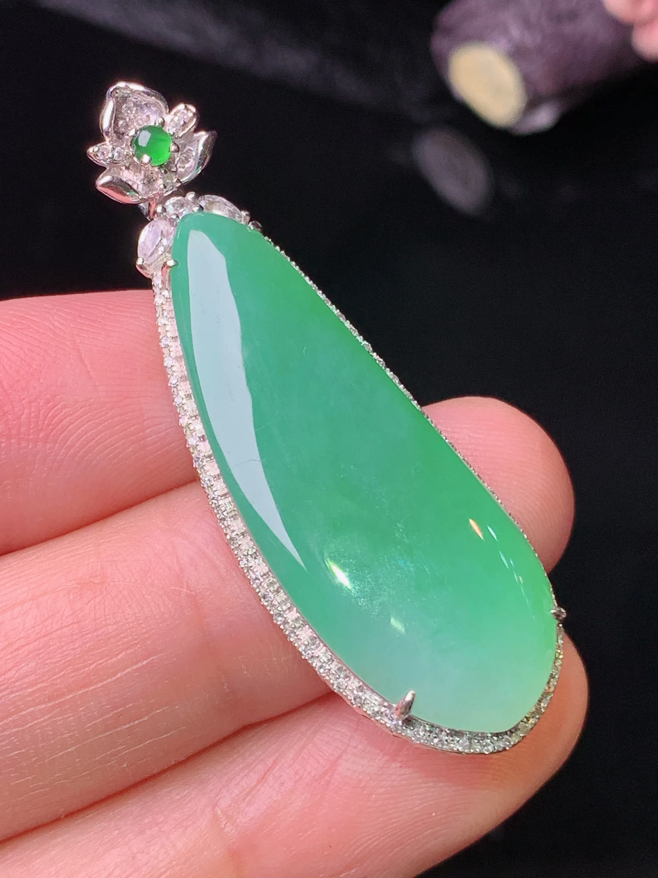 18k金钻镶嵌翠绿福瓜吊坠 玉质细腻 色泽艳丽清新 整体尺寸43.5*14.6*6.6