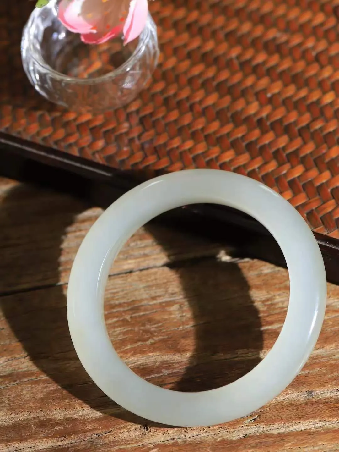 【玉佳人·手镯】

精品️和田玉冰底手镯 ，玉质细腻油润，做工细致精美，端庄素雅，亭亭玉立，芊芊素