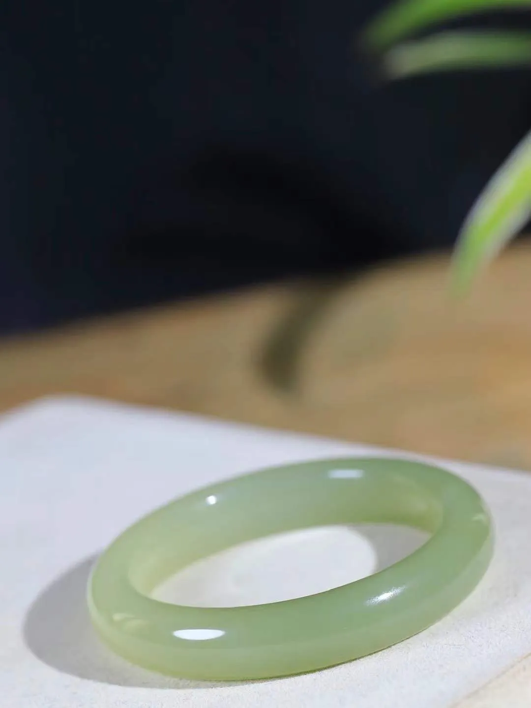 【温润于心.手镯】

精品️和田玉晴水手镯，如晴水般清澈，似晴空般纯净。每一缕纹理都诉说着大自然的