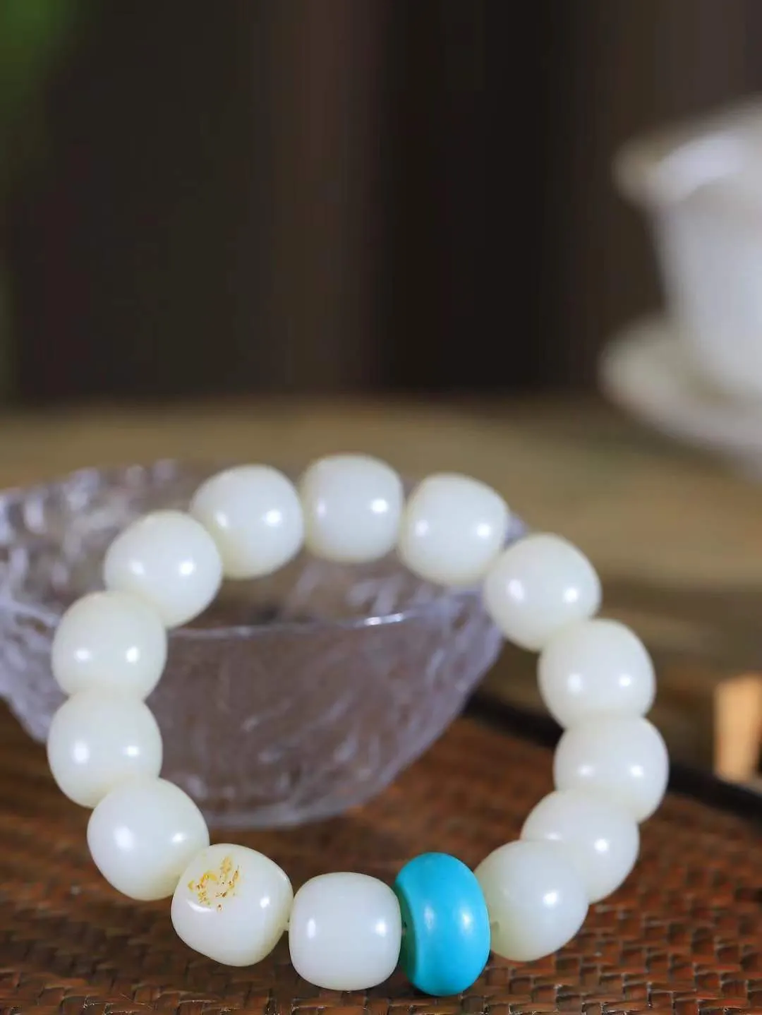 （老型珠.手串）

新疆和田籽料老型珠手串，玉质细腻油润 饱满光滑 质朴无华，悠远简单，人心境界远，百世修炼深，心灵常驻善意持，觉悟人生百世修。重83.8克    尺寸取一14.3-15mm    541102731L