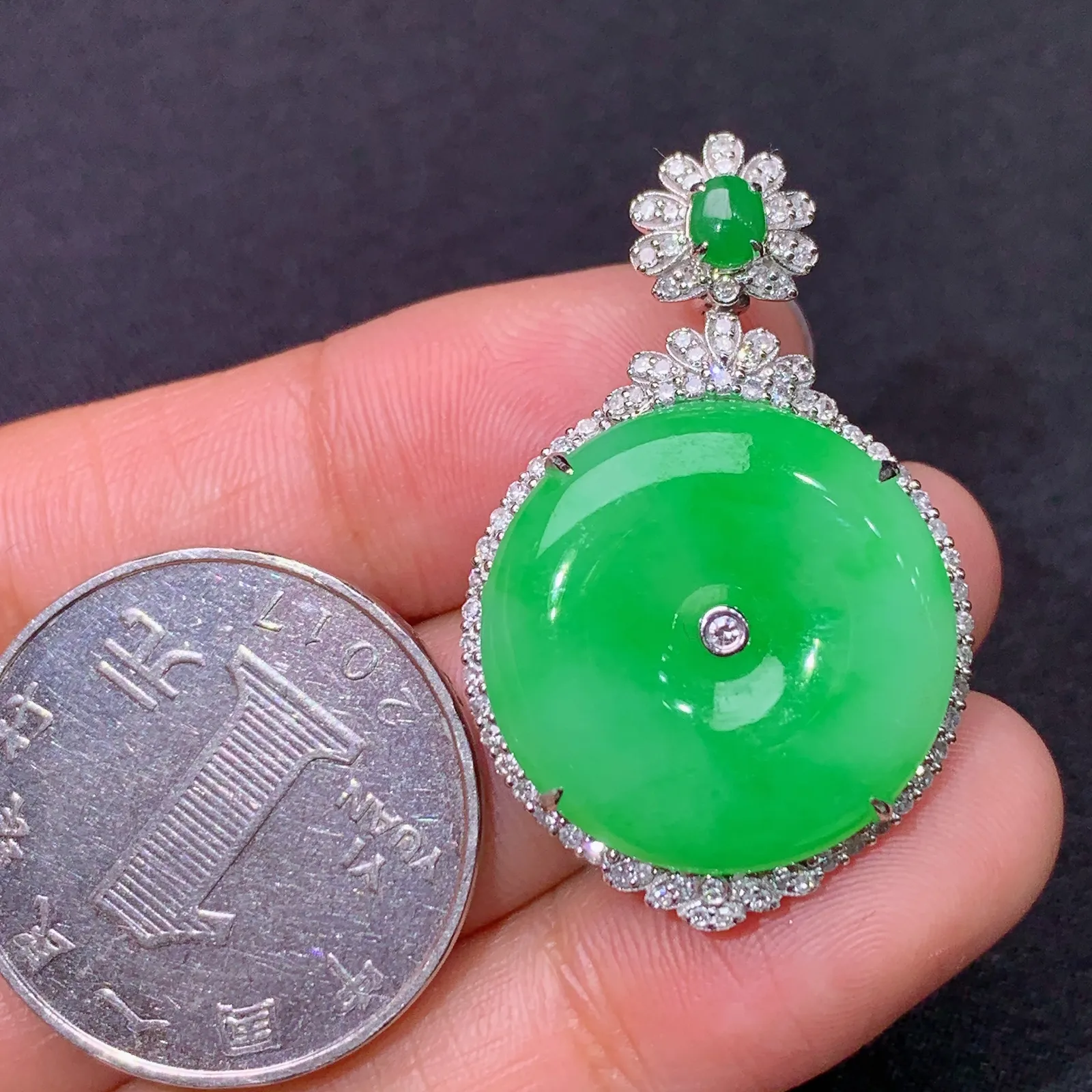 翠绿平安扣吊坠，18k金镶嵌，色泽鲜阳，冰润细腻，种水足 尺寸35*22.6*7.5