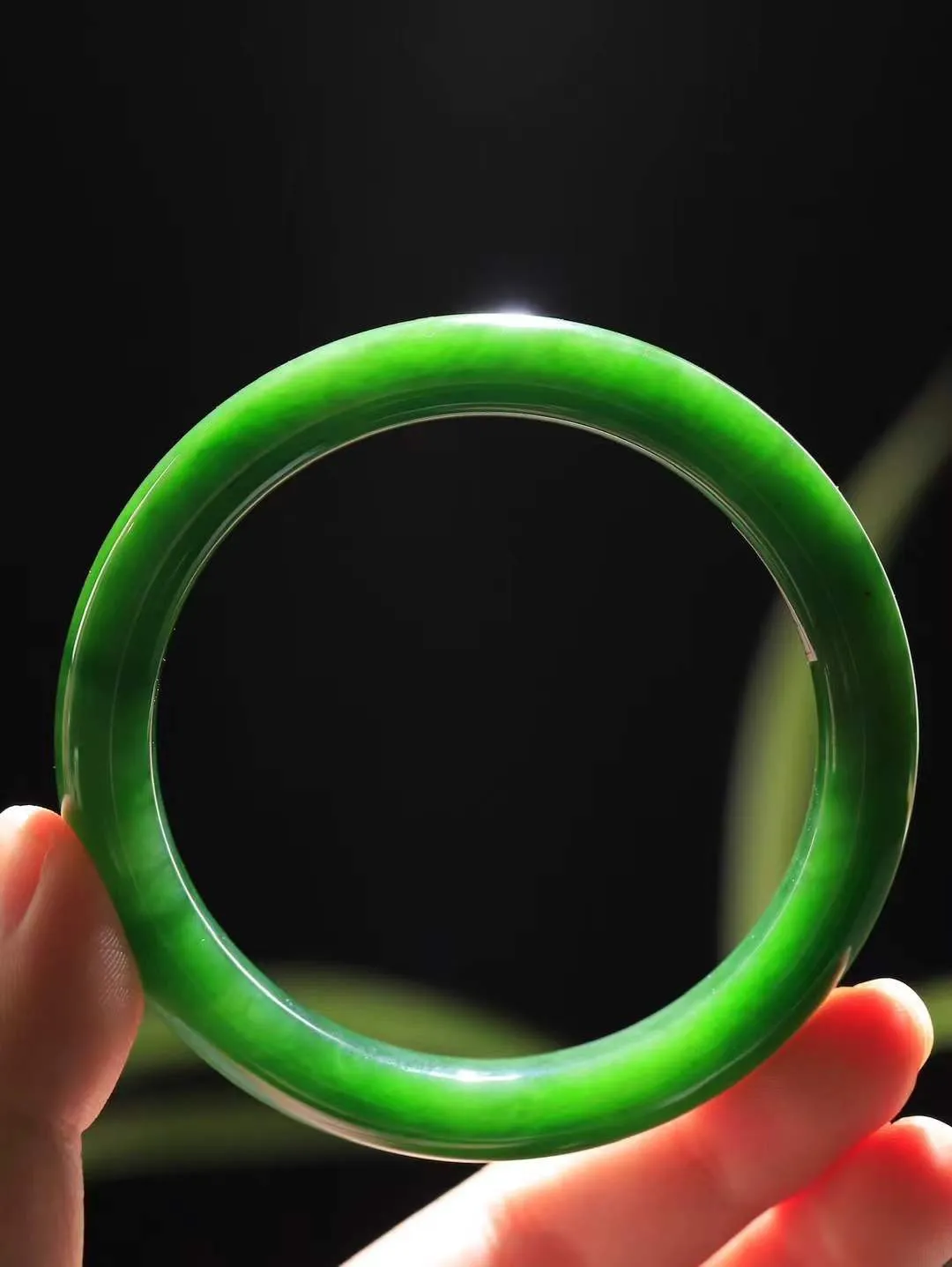 【碧波流转·手镯】

收藏级️和田玉碧玉手镯，玉质细腻温润，手感舒适，️线条流畅，简约大气，美自天成，佩戴于腕间，婉约之美，举手投足间透出那份低调奢华，醉人心扉。
重57.5克 内径圈口62mm尺寸10.8-9.4mm  FDA-131102708