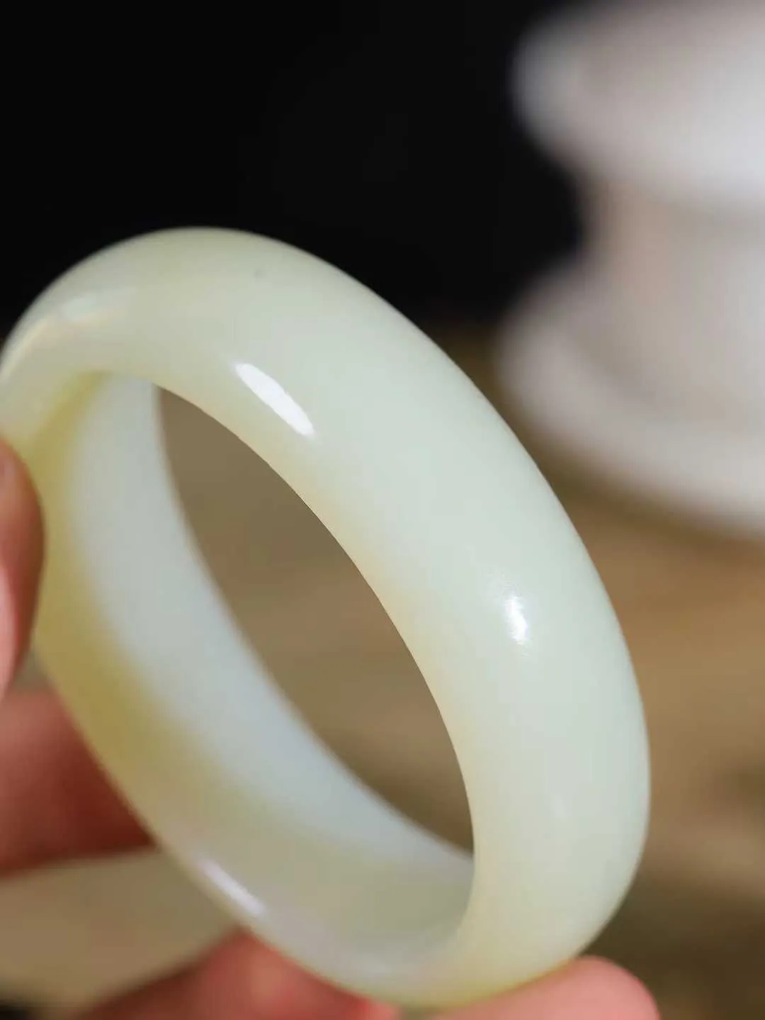 【贵妃镯.玉腕清响】    

精品和田玉贵妃镯，玉质温润细腻 油性十足 相传杨贵妃十分喜爱椭圆形态手镯，后人称其为贵妃镯。因其形与人手腕形相吻合，佩戴更服帖，别具妩媚风格。
重61.5克   内径52-47mm尺寸18.6-7.1mm   fDL-101101916