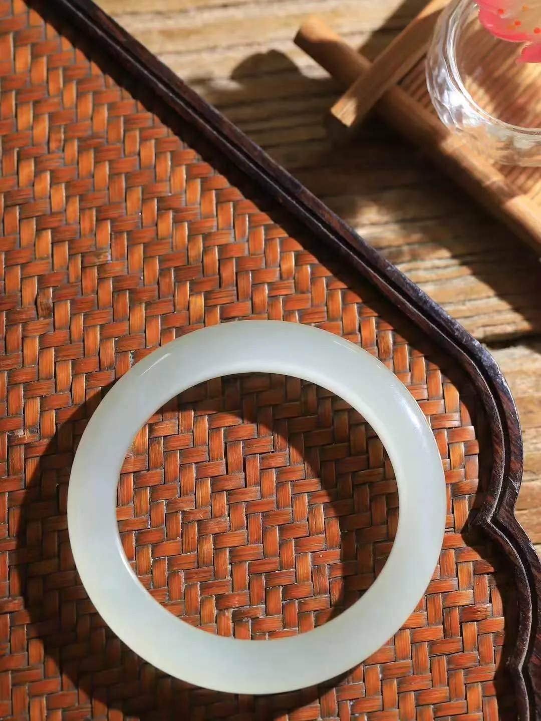 【玉佳人·手镯】

精品️和田玉冰底手镯 ，玉质细腻油润，做工细致精美，端庄素雅，亭亭玉立，芊芊素手。芊芊素手，怎能忘镯？秀美镯型，更显婀娜。内径52.4mm 尺寸8.9-8.5mm重43.9克691102780L