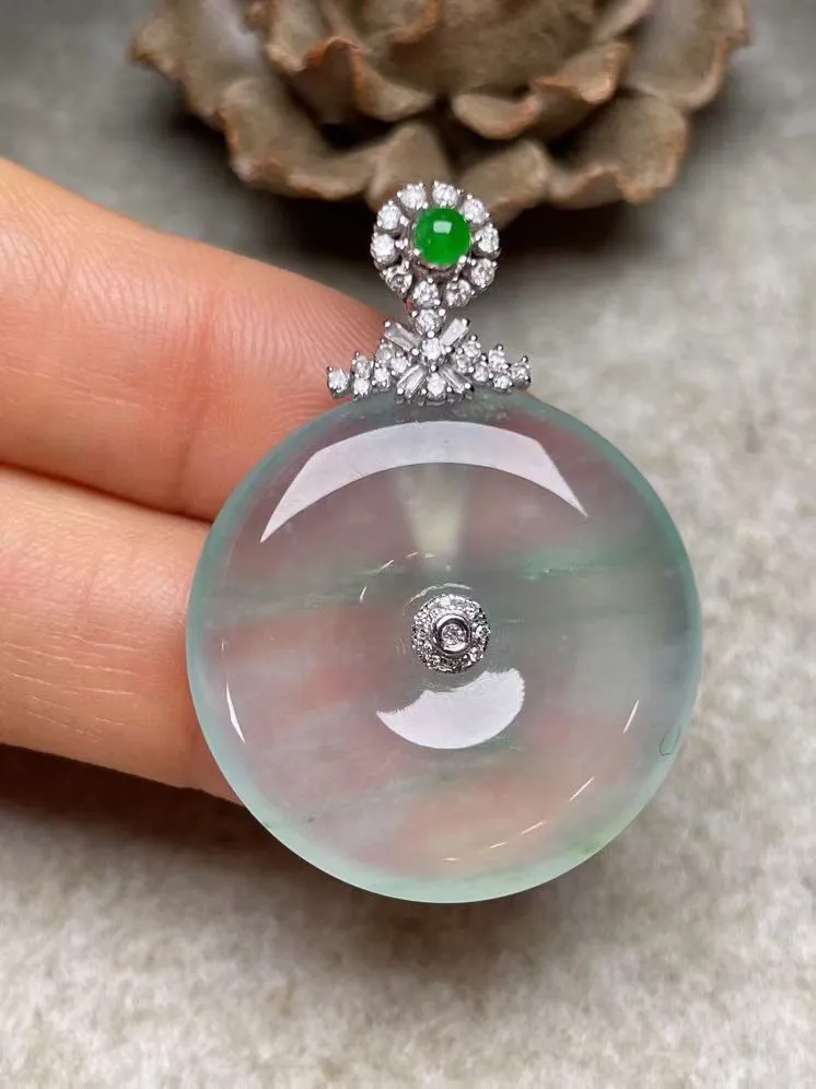 冰种飘绿平安扣吊坠、真金真钻镶嵌，种水好，玉质细腻 .裸石尺寸 26.9.