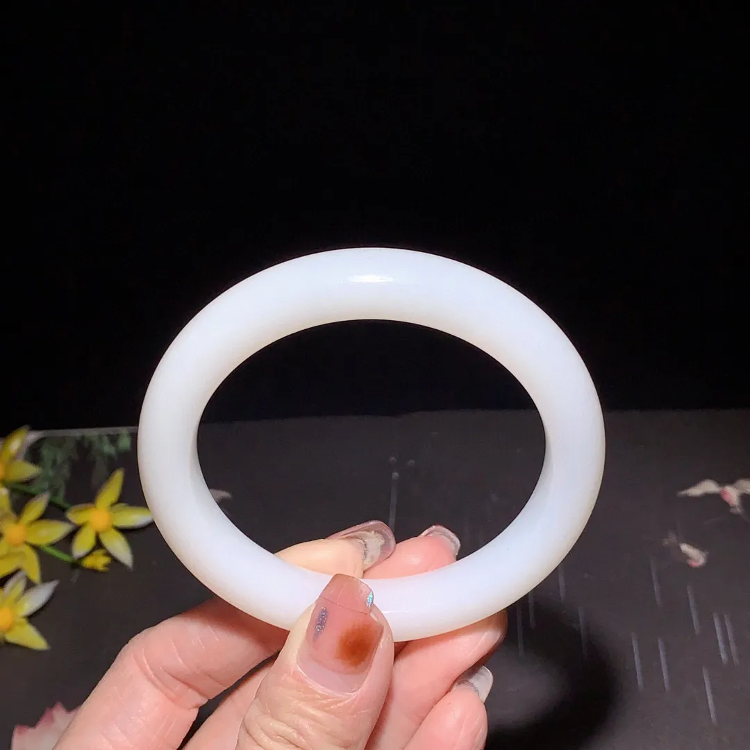 和田玉59圈口羊脂白手镯！玉质细腻油润 底色纯净 无裂无杂 脂粉好，品质好！