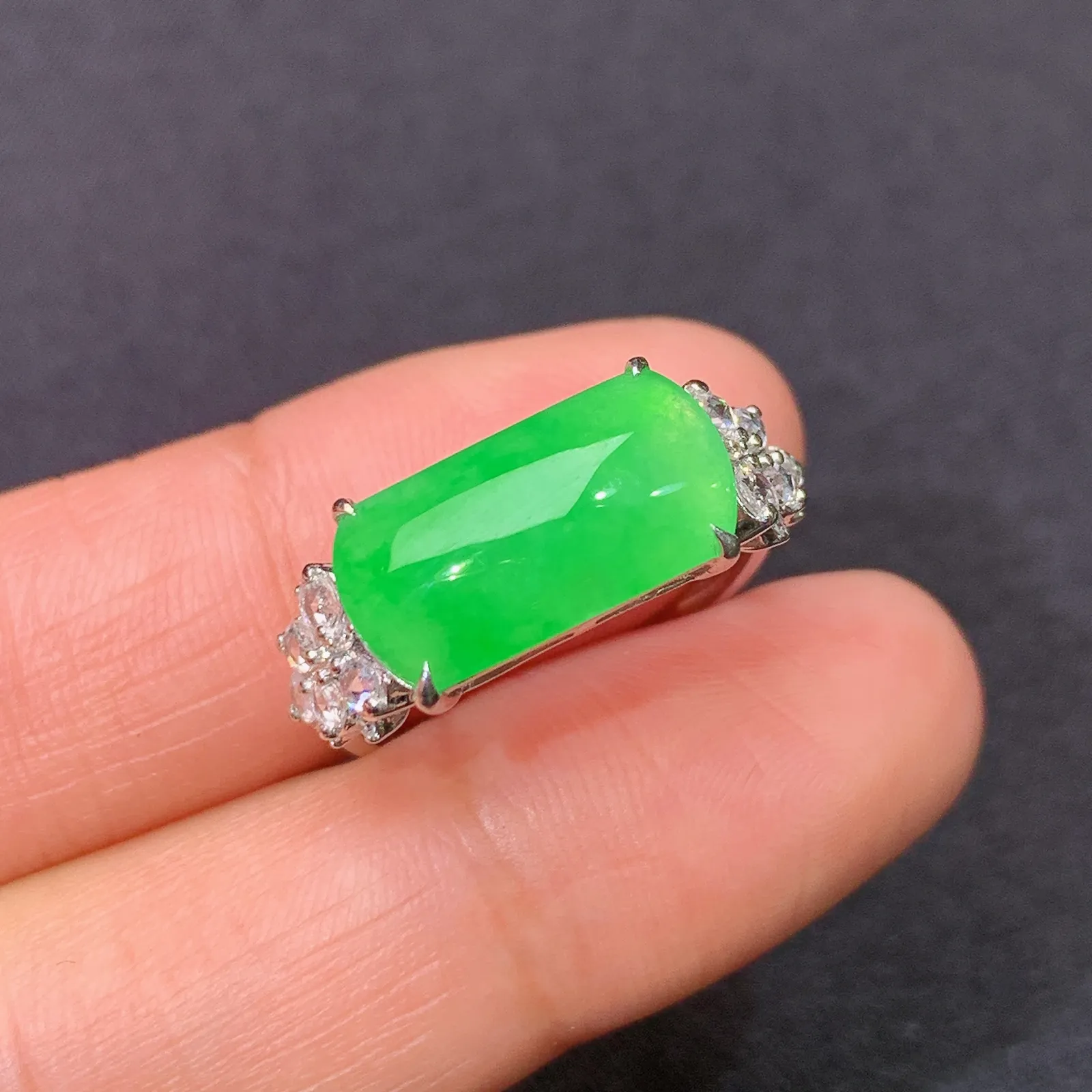 阳绿马鞍戒指，款式优雅大气，18k金镶嵌，冰润色阳，种水足 圈口15 裸石13.9*7.1*3