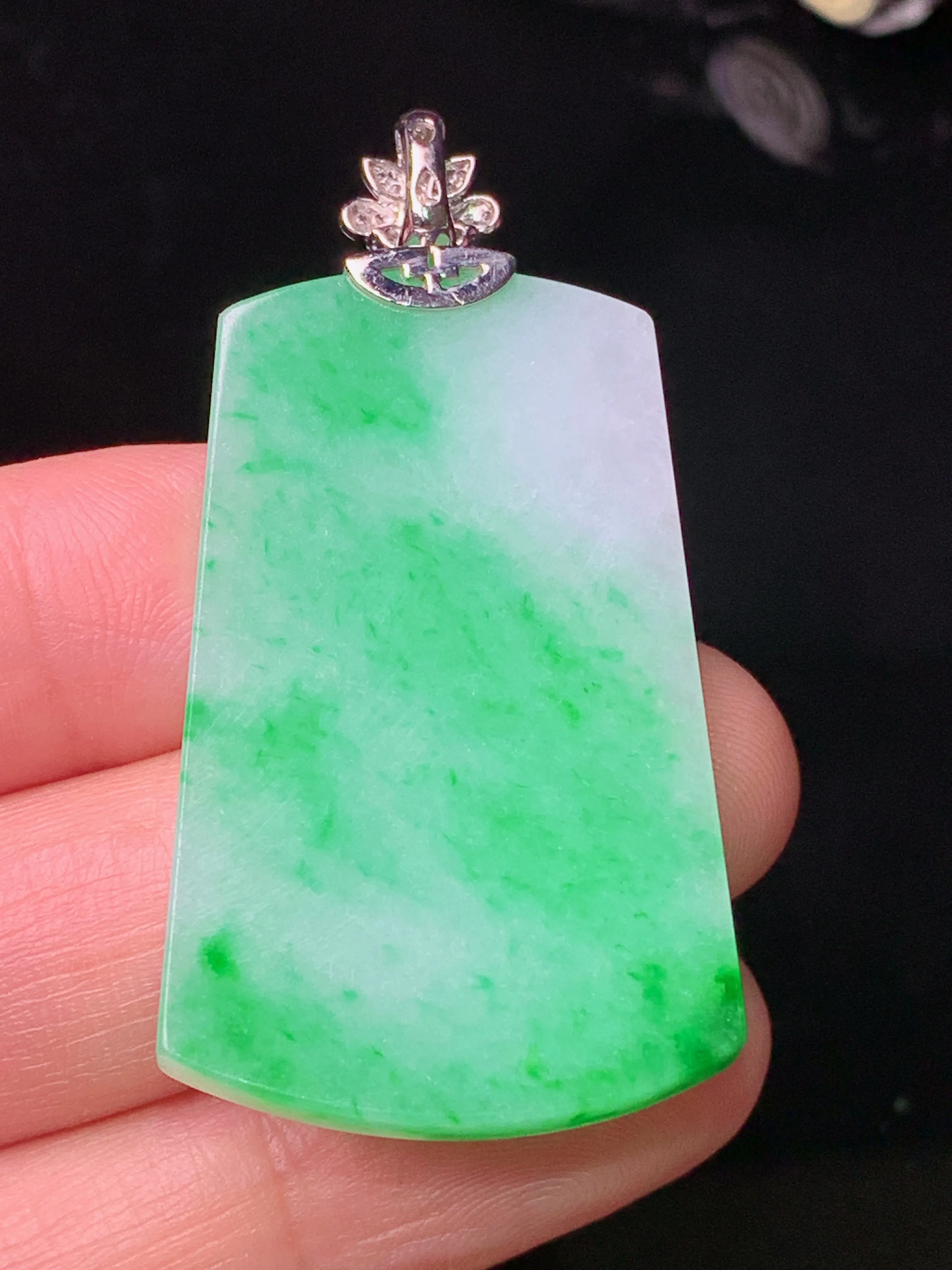 18k金钻镶嵌翠绿无事牌吊坠 玉质细腻 色泽艳丽清新 整体尺寸47.6*24.2*3.7