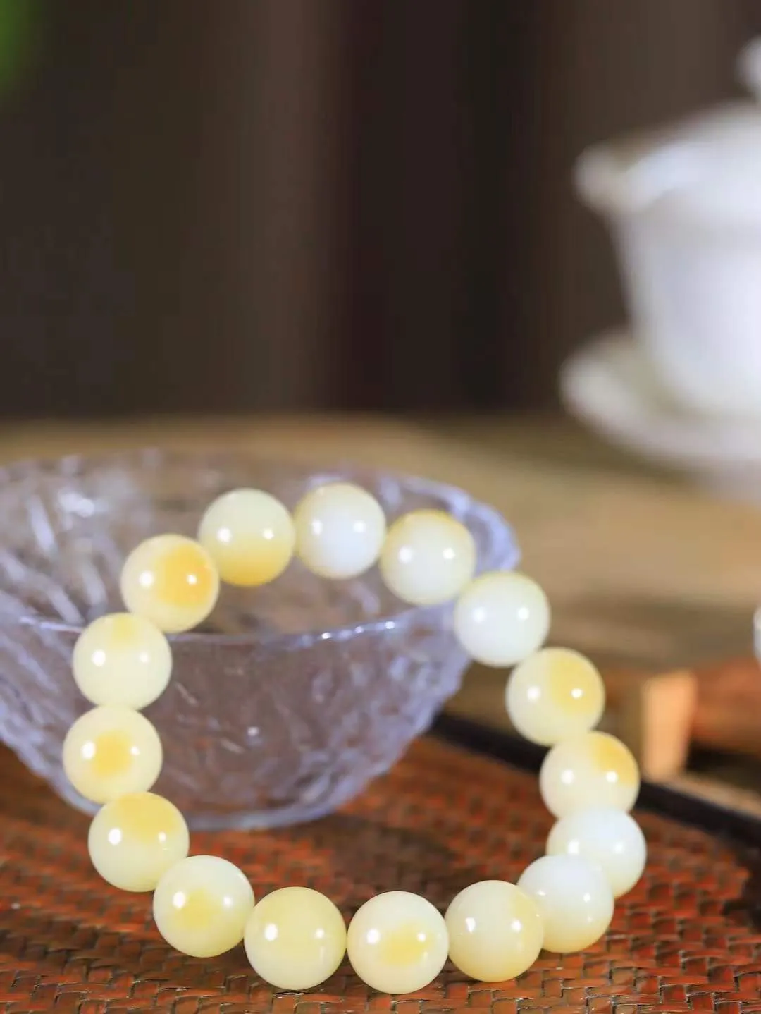 【珠圆玉润.手串】

精品和田玉糖白玉珠圆玉润手串 玉质温润细腻  整串打磨圆润，佩戴舒适。珠珠落玉盘，间关莺语花底滑，一生美好时光，无论身在何处，都有它相伴相守。事事顺遂，幸福美满，吉祥如意。重50.5克 尺寸取一12.1mm FDL-161102713